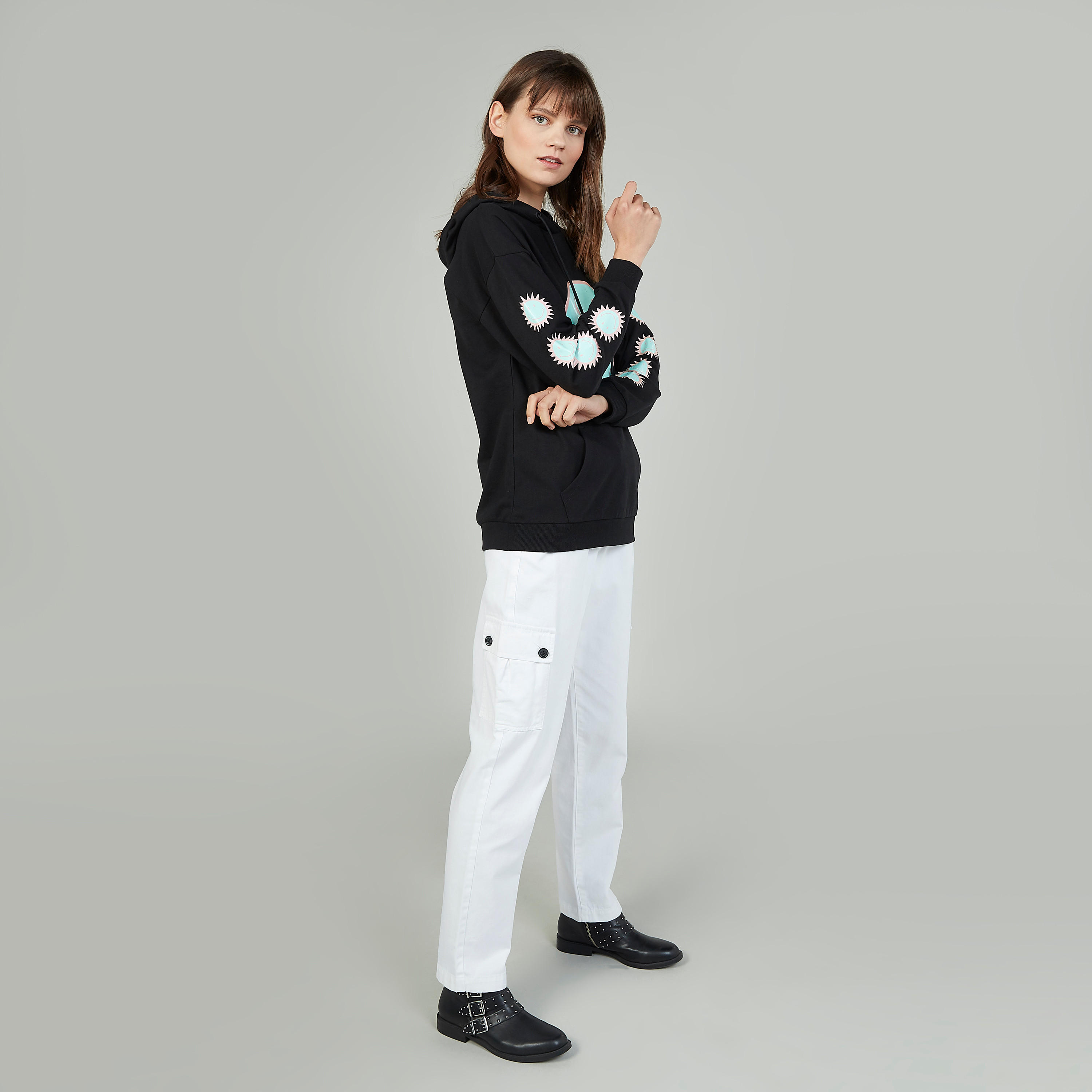 سويت شيرت سليم فيت بأكمام طويلة وطبعات سمايلي وورلد-women-winterwear-hoodiesandsweatshirts-hoodies-image-2