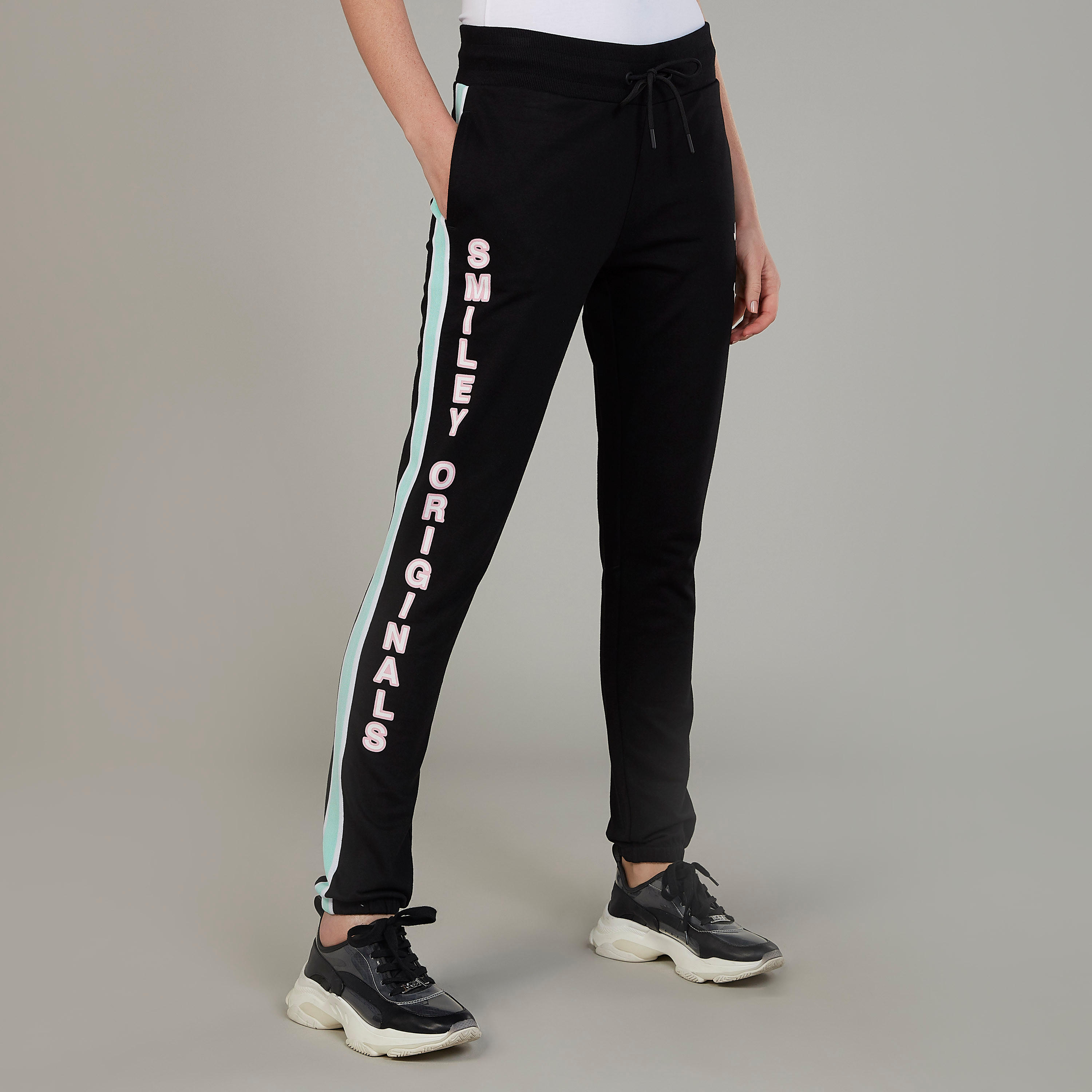 بنطلون رياضي سليم بجيوب وطبعات سمايلي وورلد-women-clothing-bottoms-joggers-image-1