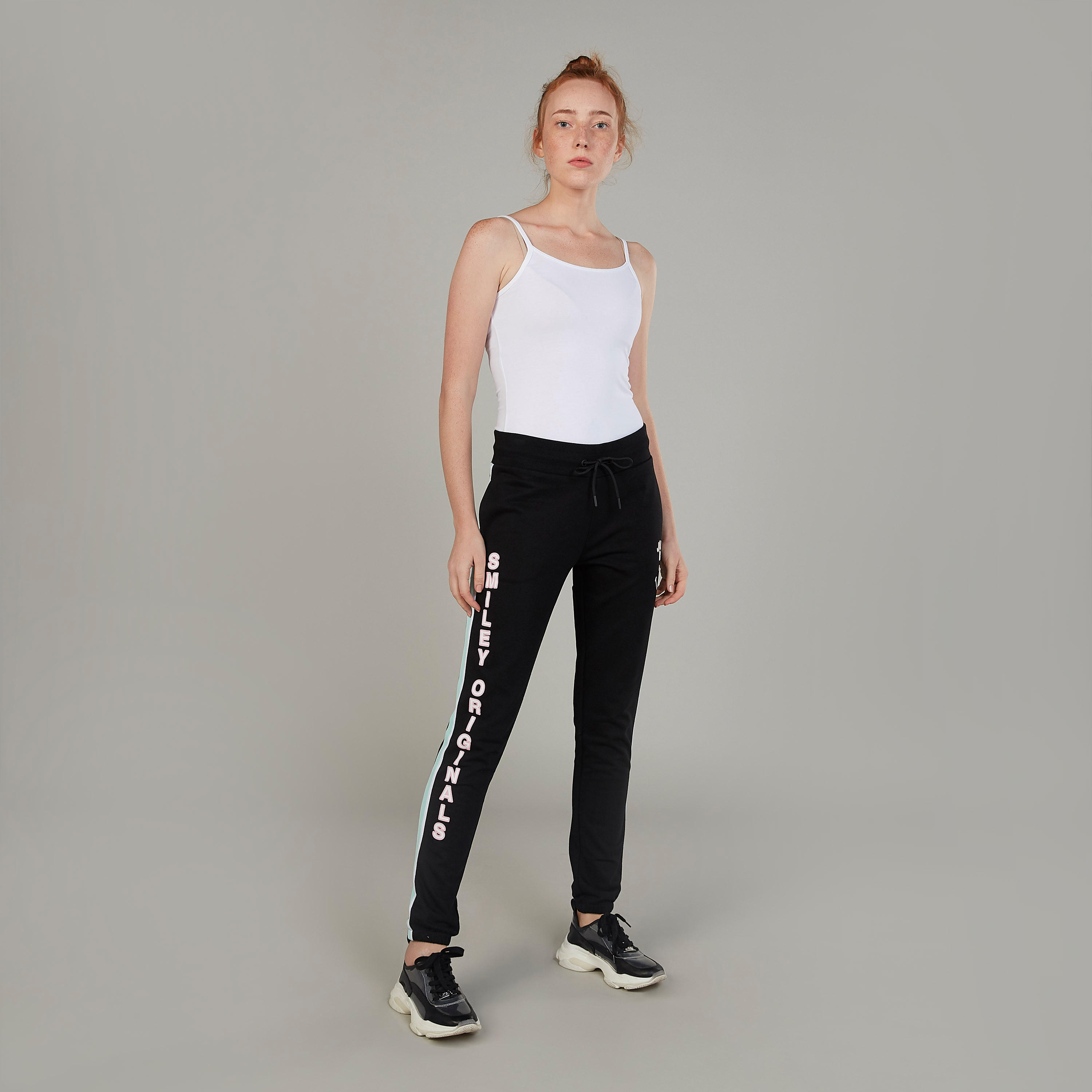 بنطلون رياضي سليم بجيوب وطبعات سمايلي وورلد-women-clothing-bottoms-joggers-image-2