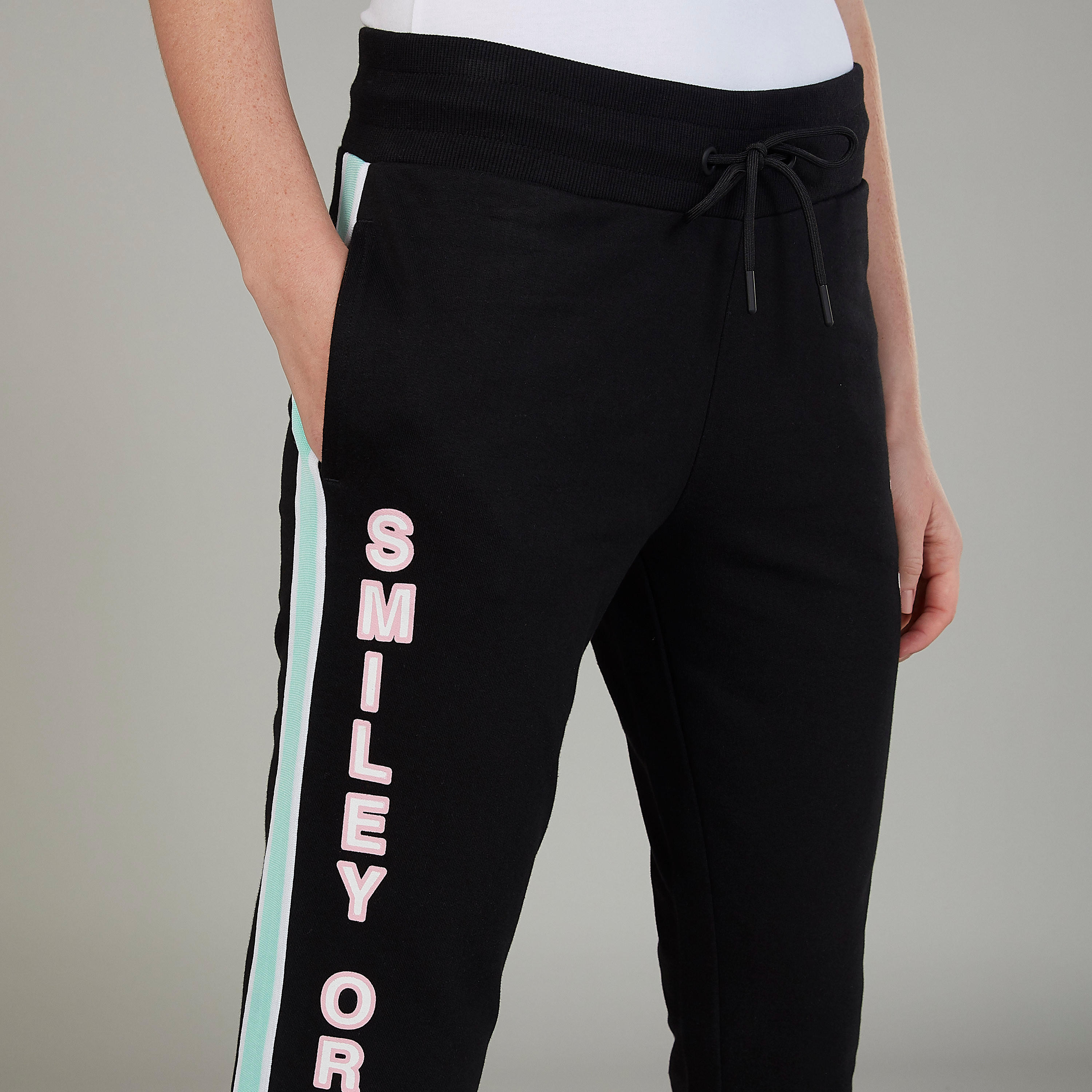 بنطلون رياضي سليم بجيوب وطبعات سمايلي وورلد-women-clothing-bottoms-joggers-image-3