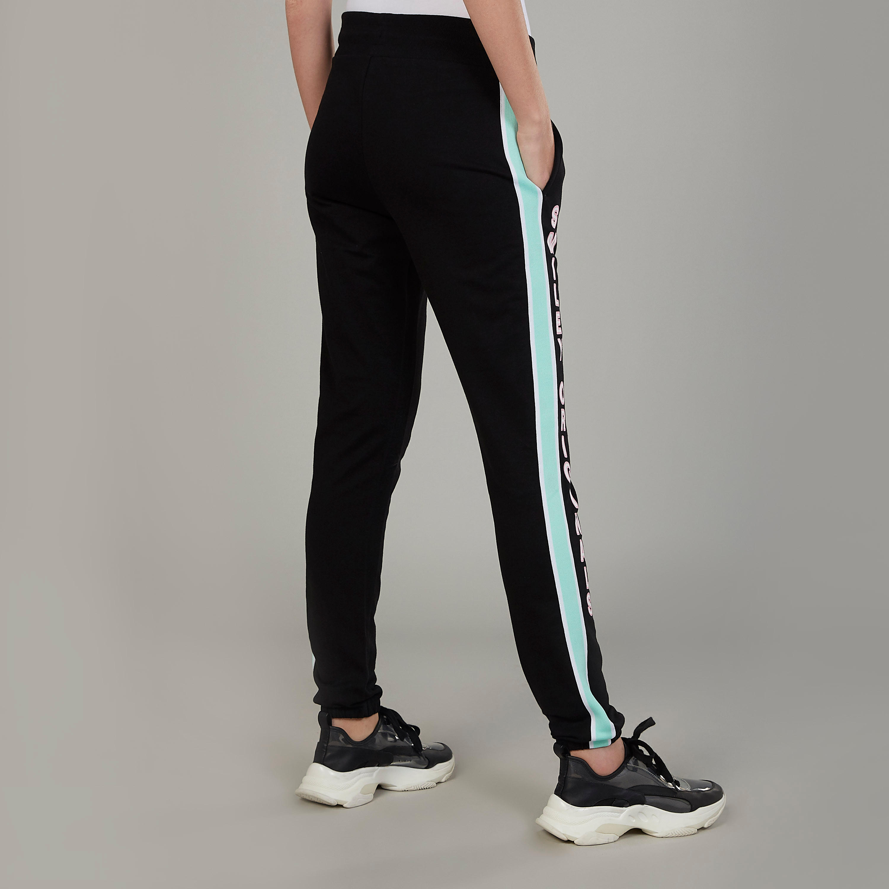 بنطلون رياضي سليم بجيوب وطبعات سمايلي وورلد-women-clothing-bottoms-joggers-image-4