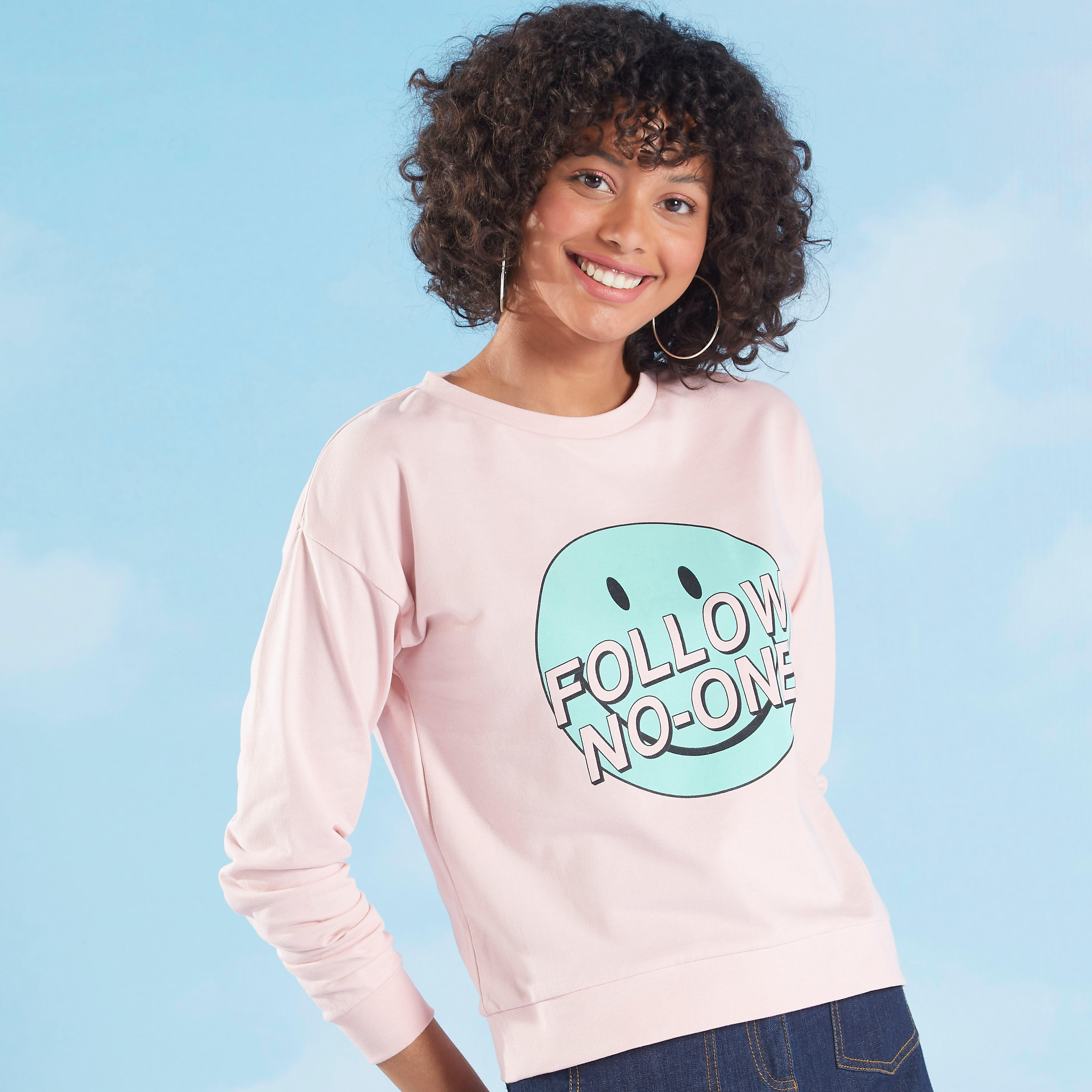 سويت شيرت سليم فيت بطبعات سمايلي وورلد-women-winterwear-hoodiesandsweatshirts-sweatshirts-image-4