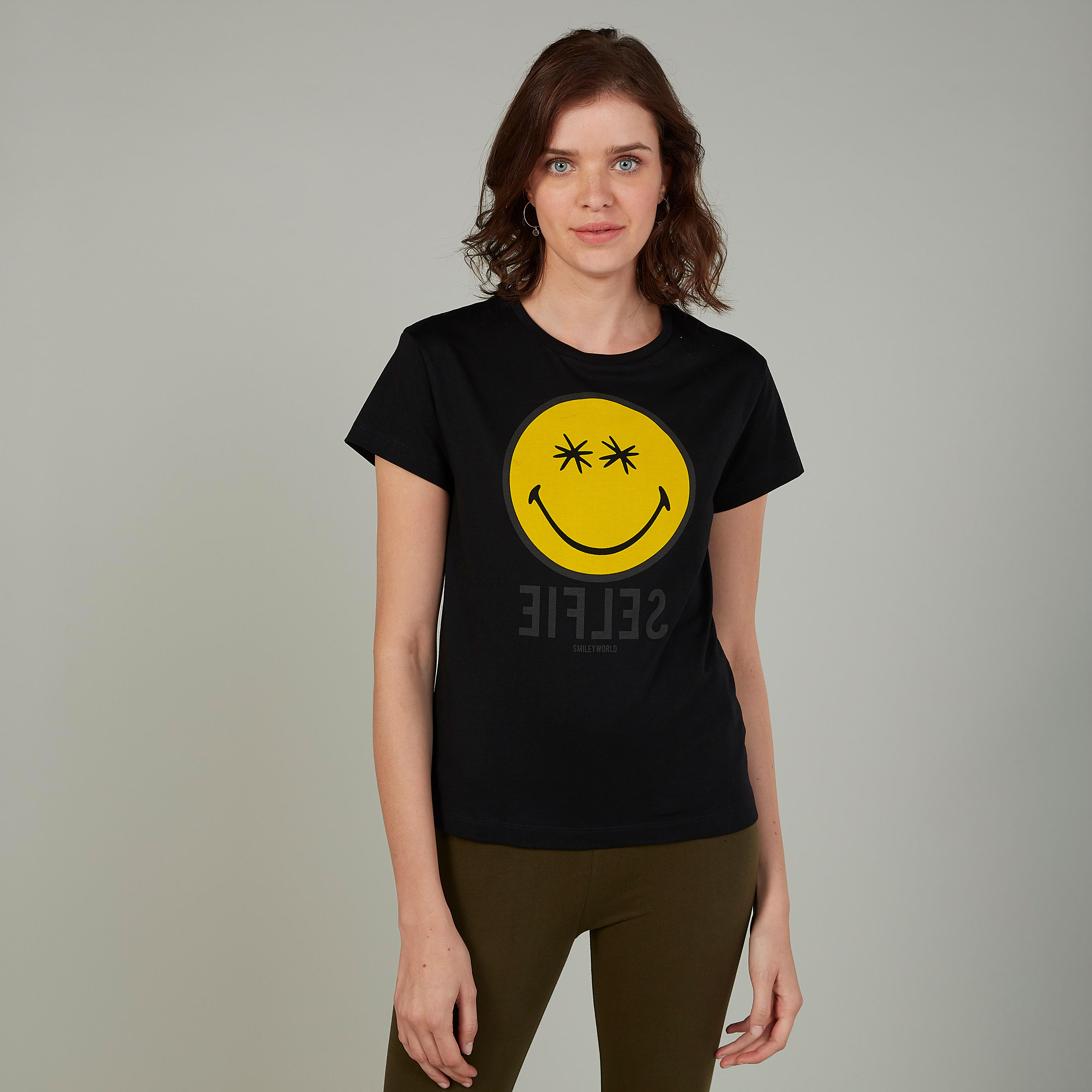 تيشيرت بياقة مستديرة وأكمام قصيرة وطبعات سمايلي وورلد-women-clothing-tshirts-image-1