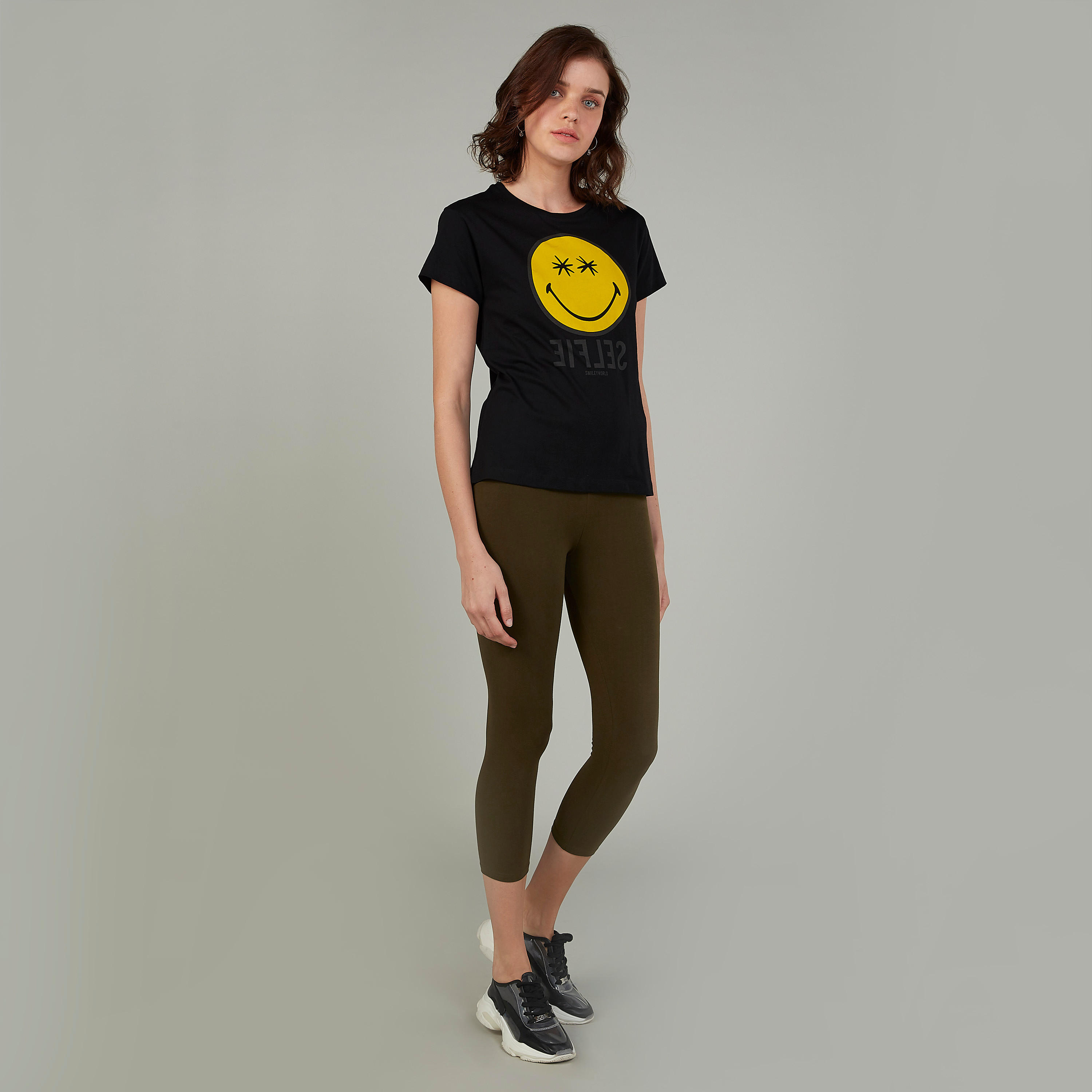 تيشيرت بياقة مستديرة وأكمام قصيرة وطبعات سمايلي وورلد-women-clothing-tshirts-image-2