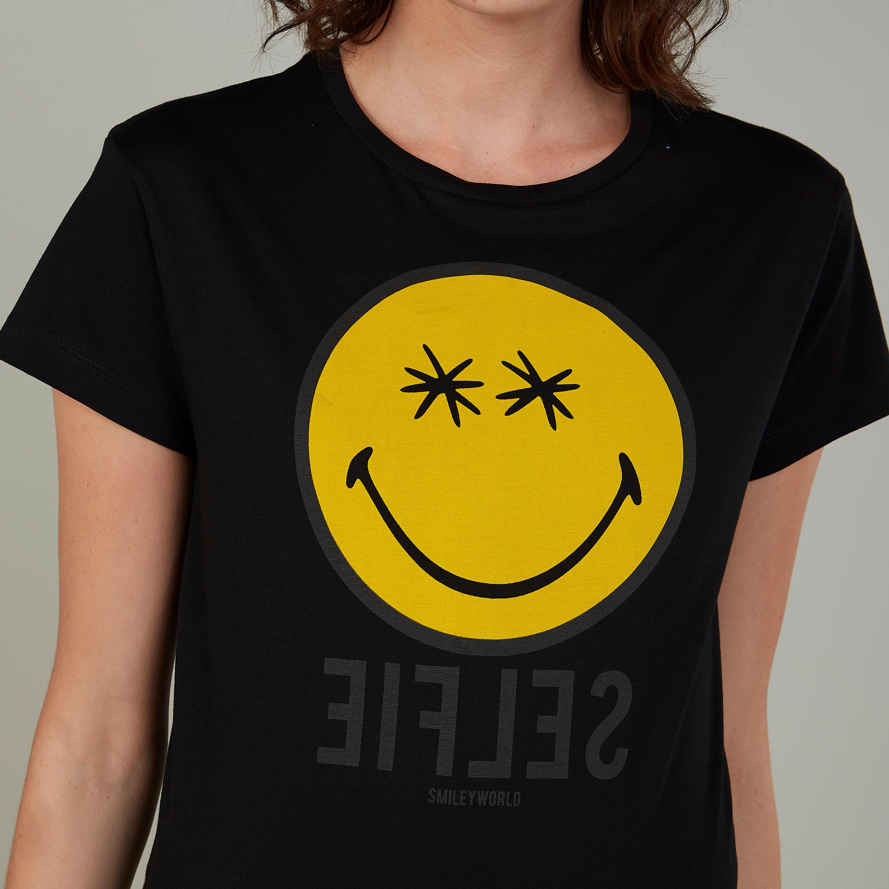 تيشيرت بياقة مستديرة وأكمام قصيرة وطبعات سمايلي وورلد-women-clothing-tshirts-image-3