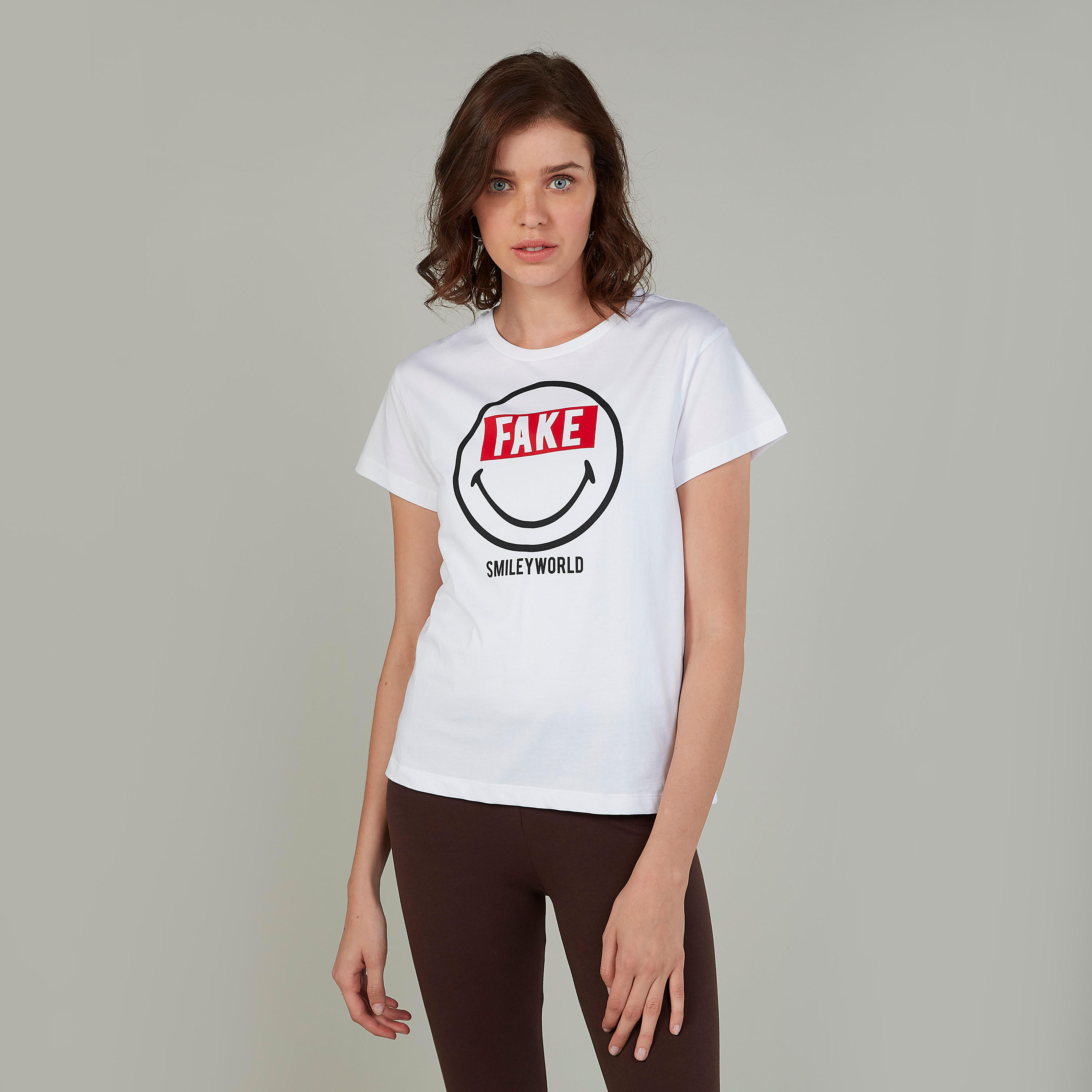 تيشيرت بياقة ضيّقة وأكمام قصيرة وطبعات سمايلي وورلد-women-clothing-tshirts-image-1