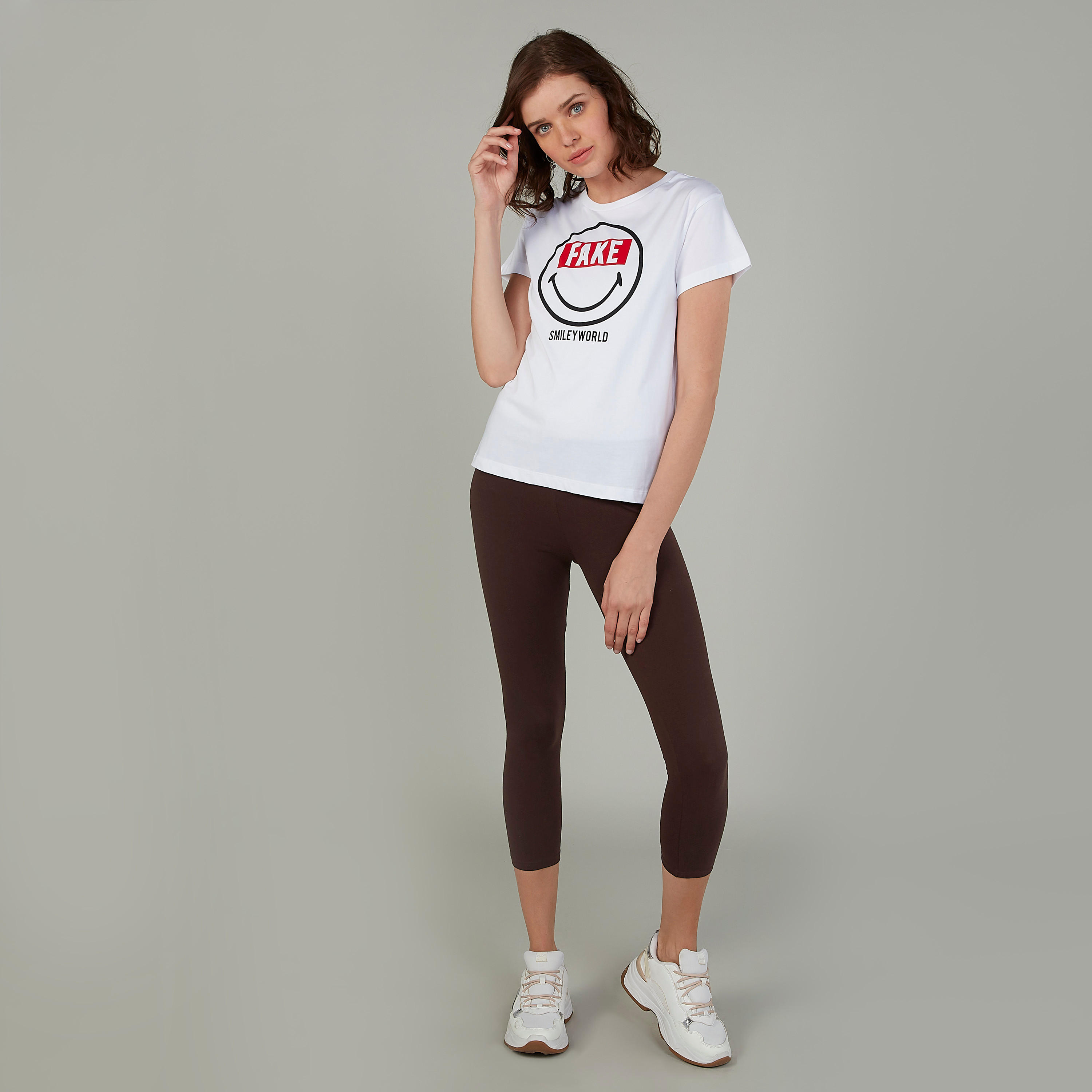تيشيرت بياقة ضيّقة وأكمام قصيرة وطبعات سمايلي وورلد-women-clothing-tshirts-image-2
