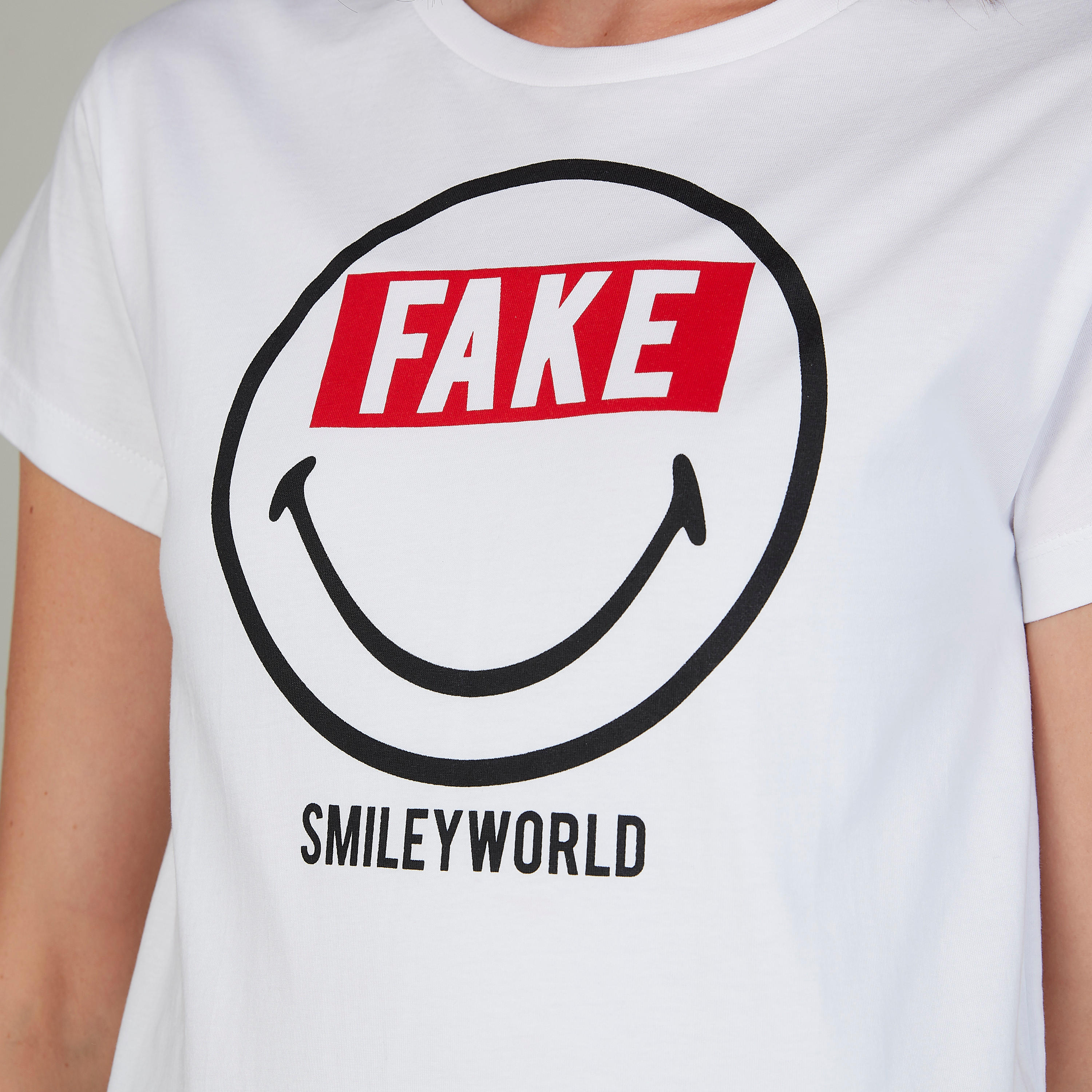 تيشيرت بياقة ضيّقة وأكمام قصيرة وطبعات سمايلي وورلد-women-clothing-tshirts-image-3
