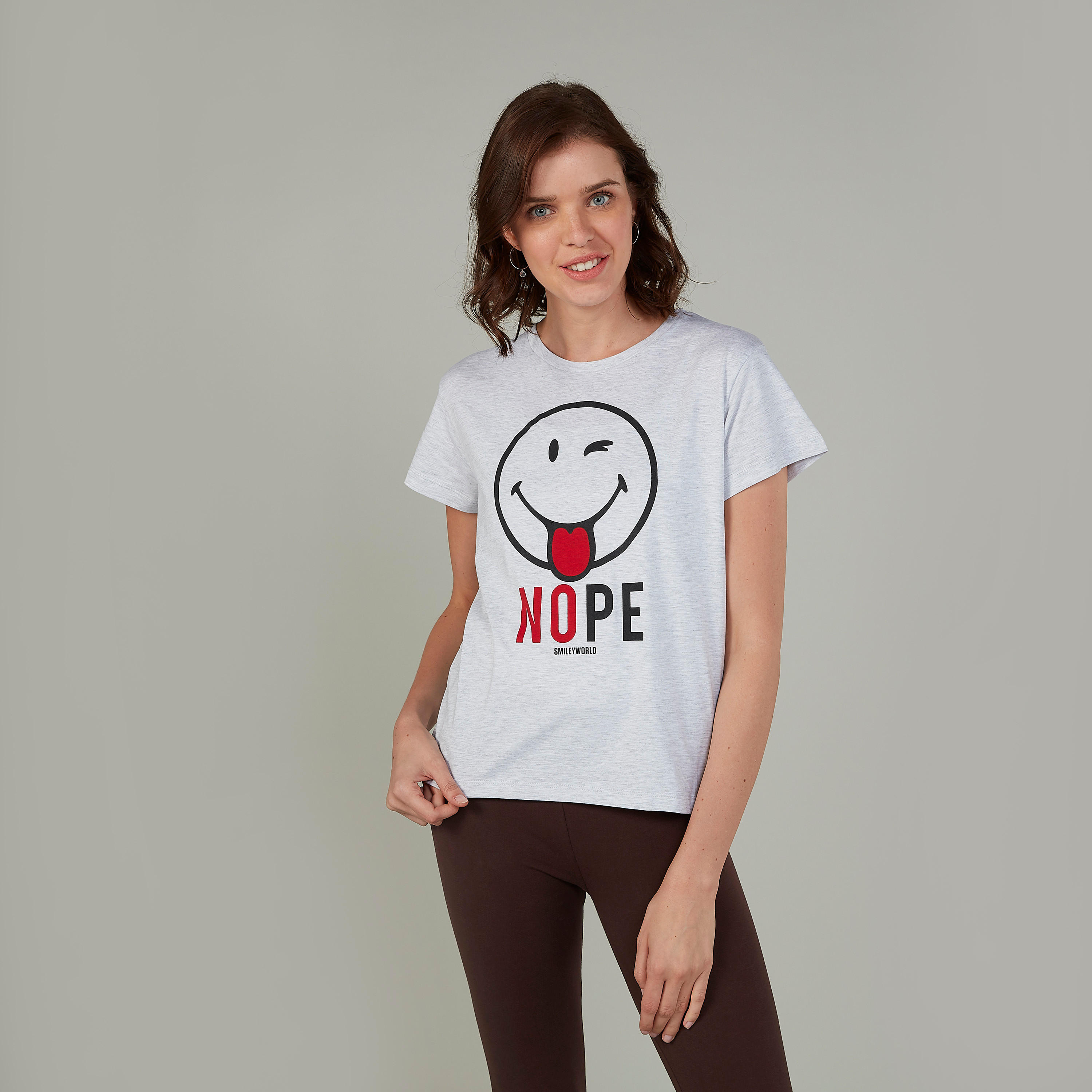تيشيرت بياقة ضيّقة وأكمام قصيرة وطبعات سمايلي وورلد-women-clothing-tshirts-image-1