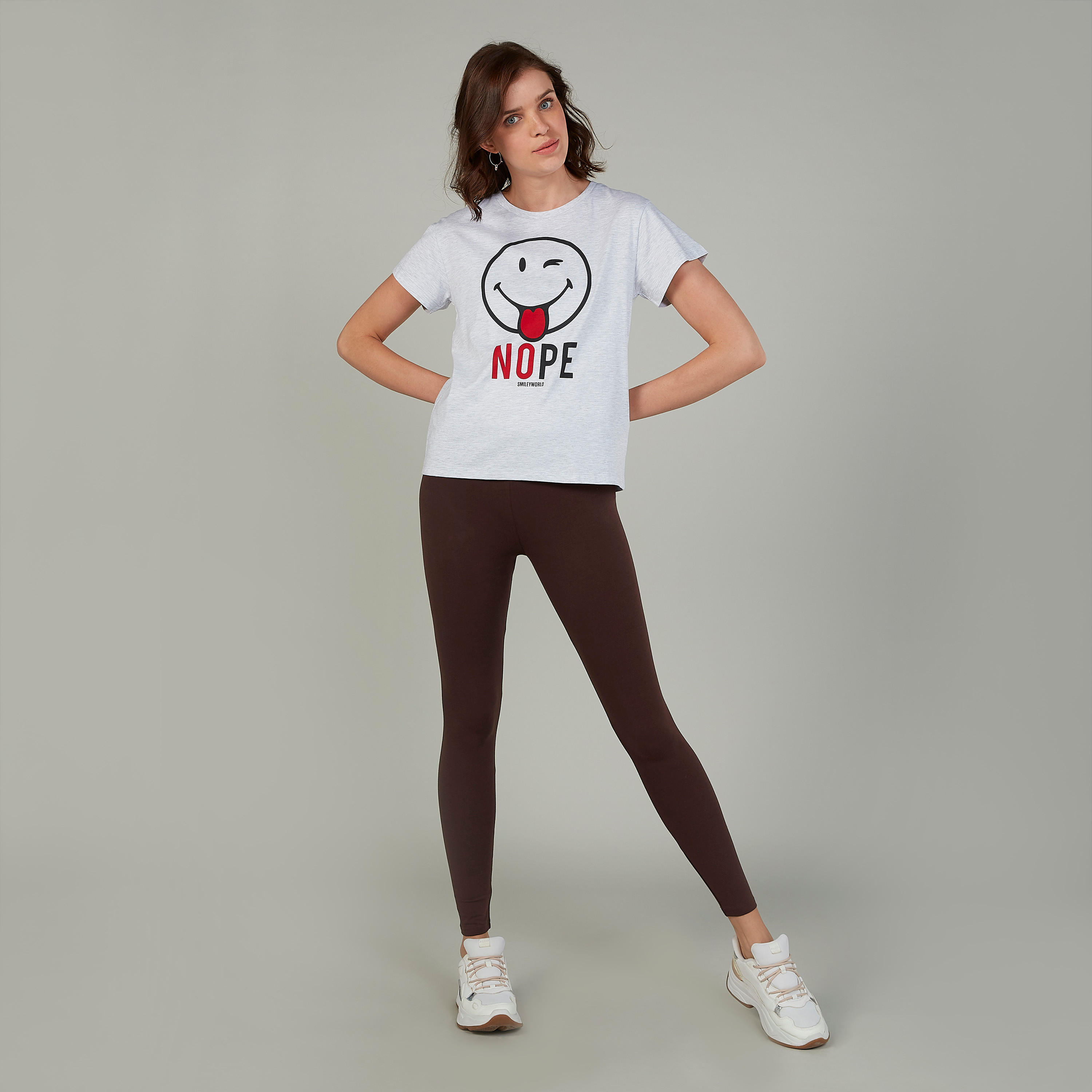 تيشيرت بياقة ضيّقة وأكمام قصيرة وطبعات سمايلي وورلد-women-clothing-tshirts-image-2