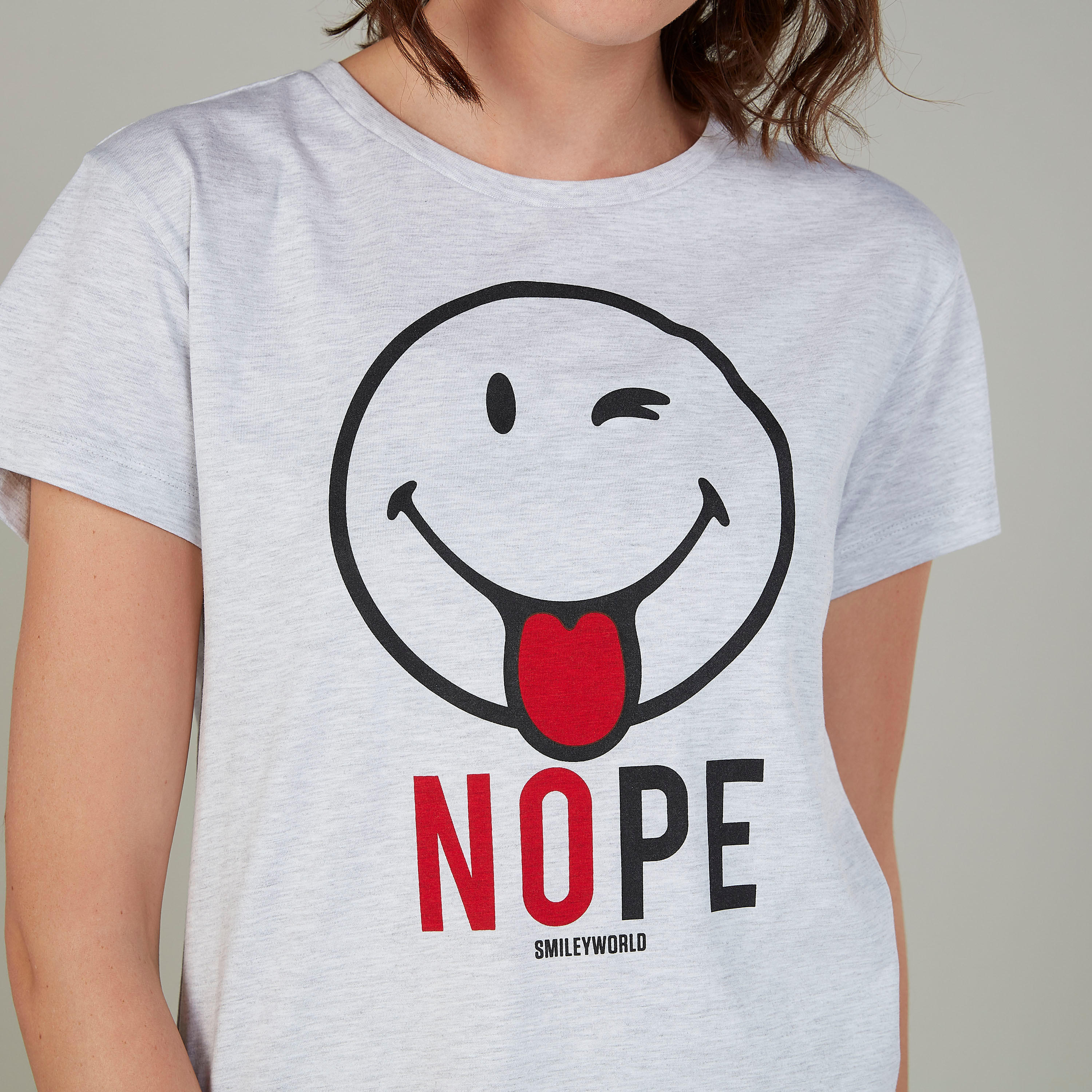 تيشيرت بياقة ضيّقة وأكمام قصيرة وطبعات سمايلي وورلد-women-clothing-tshirts-image-3
