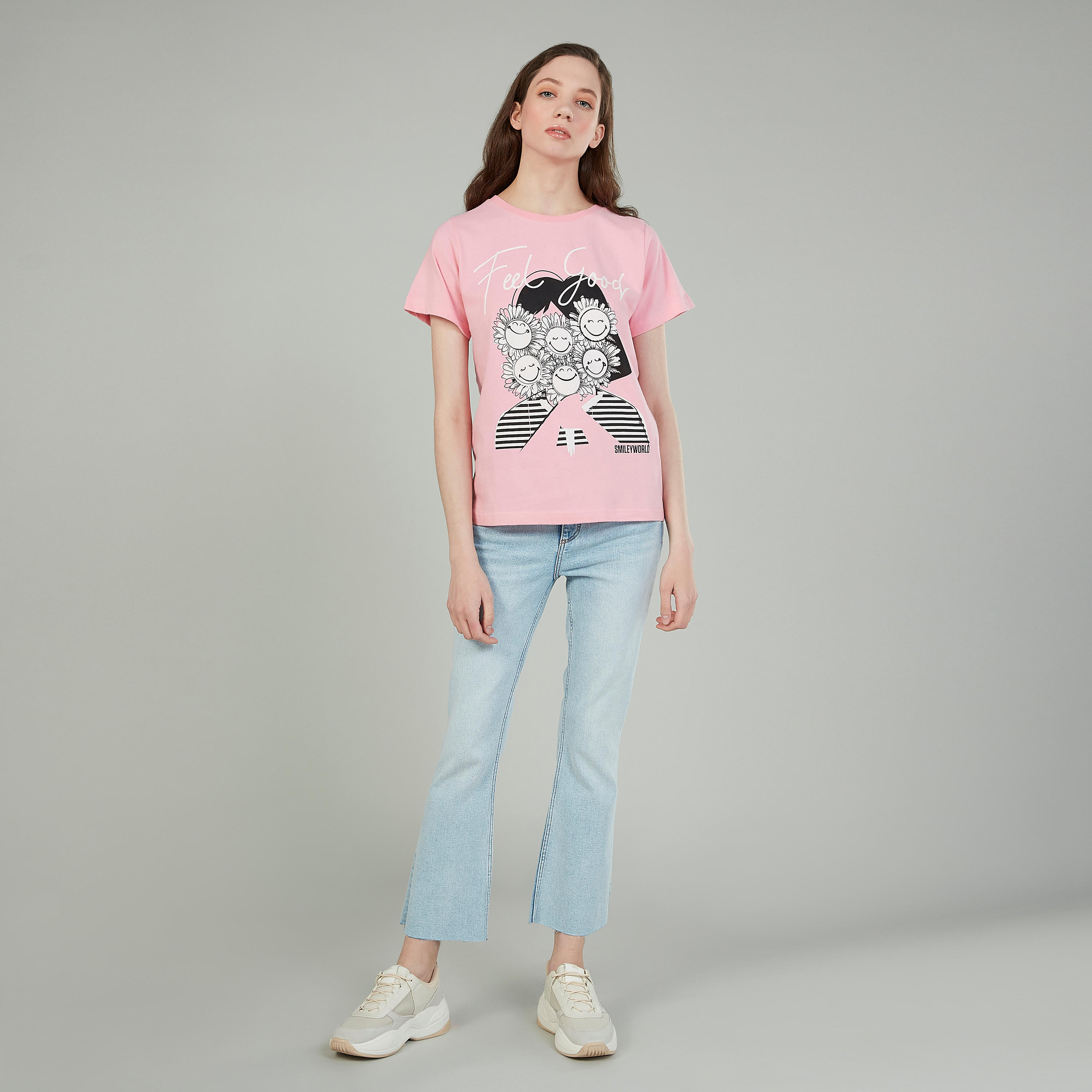 تيشيرت بياقة ضيّقة وأكمام قصيرة وطبعات سمايلي وورلد-women-clothing-tshirts-image-2