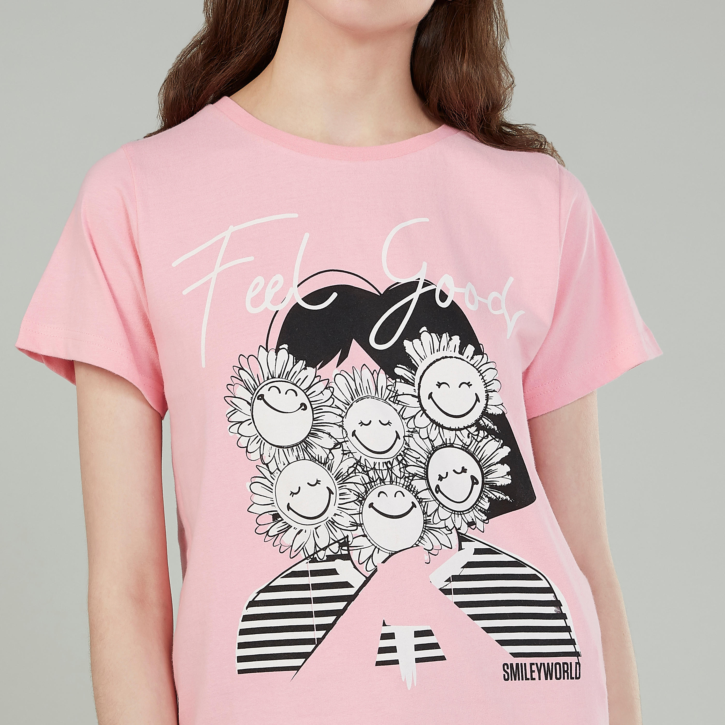 تيشيرت بياقة ضيّقة وأكمام قصيرة وطبعات سمايلي وورلد-women-clothing-tshirts-image-3