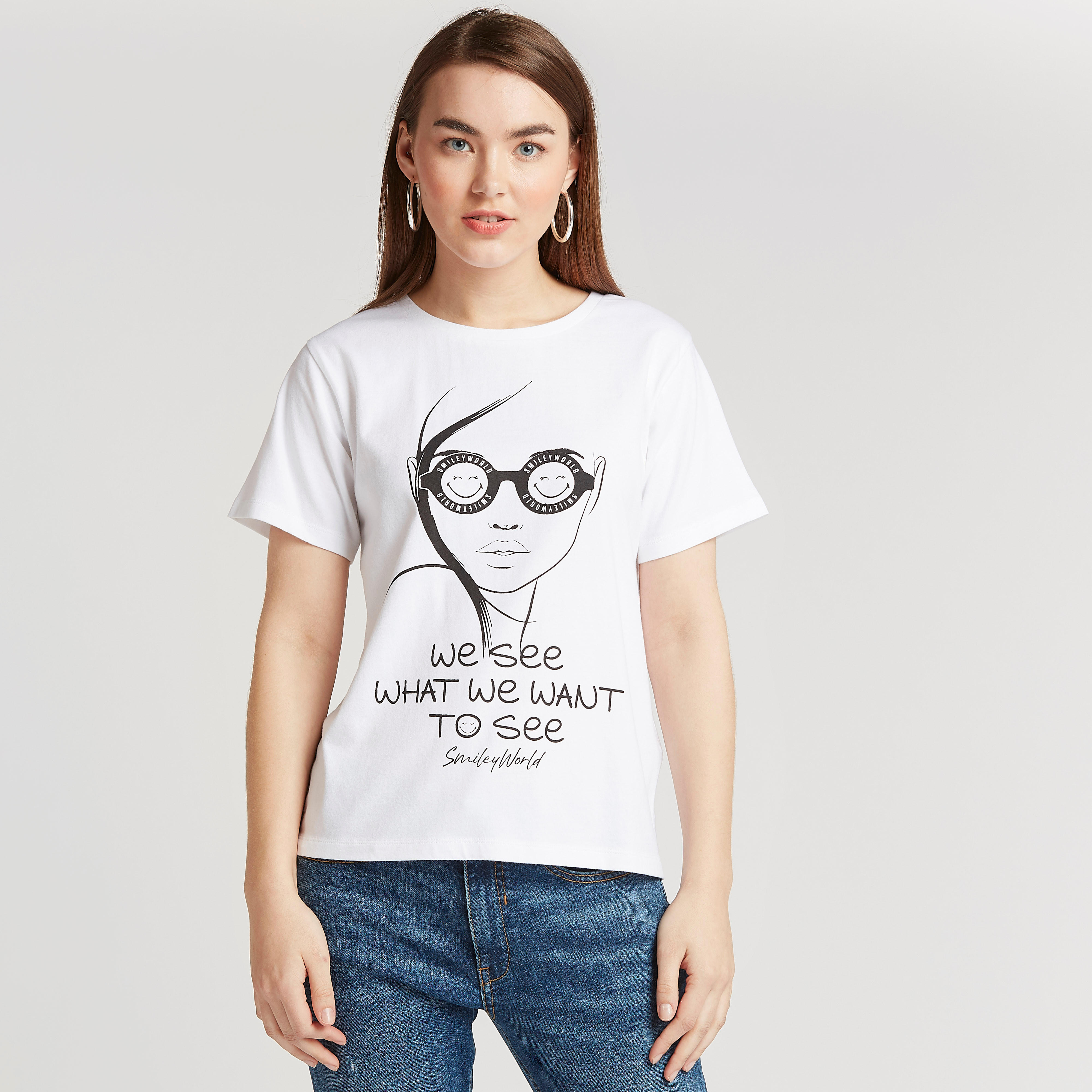 تيشيرت بياقة ضيّقة وأكمام قصيرة وطبعات سمايلي وورلد-women-clothing-tshirts-image-1