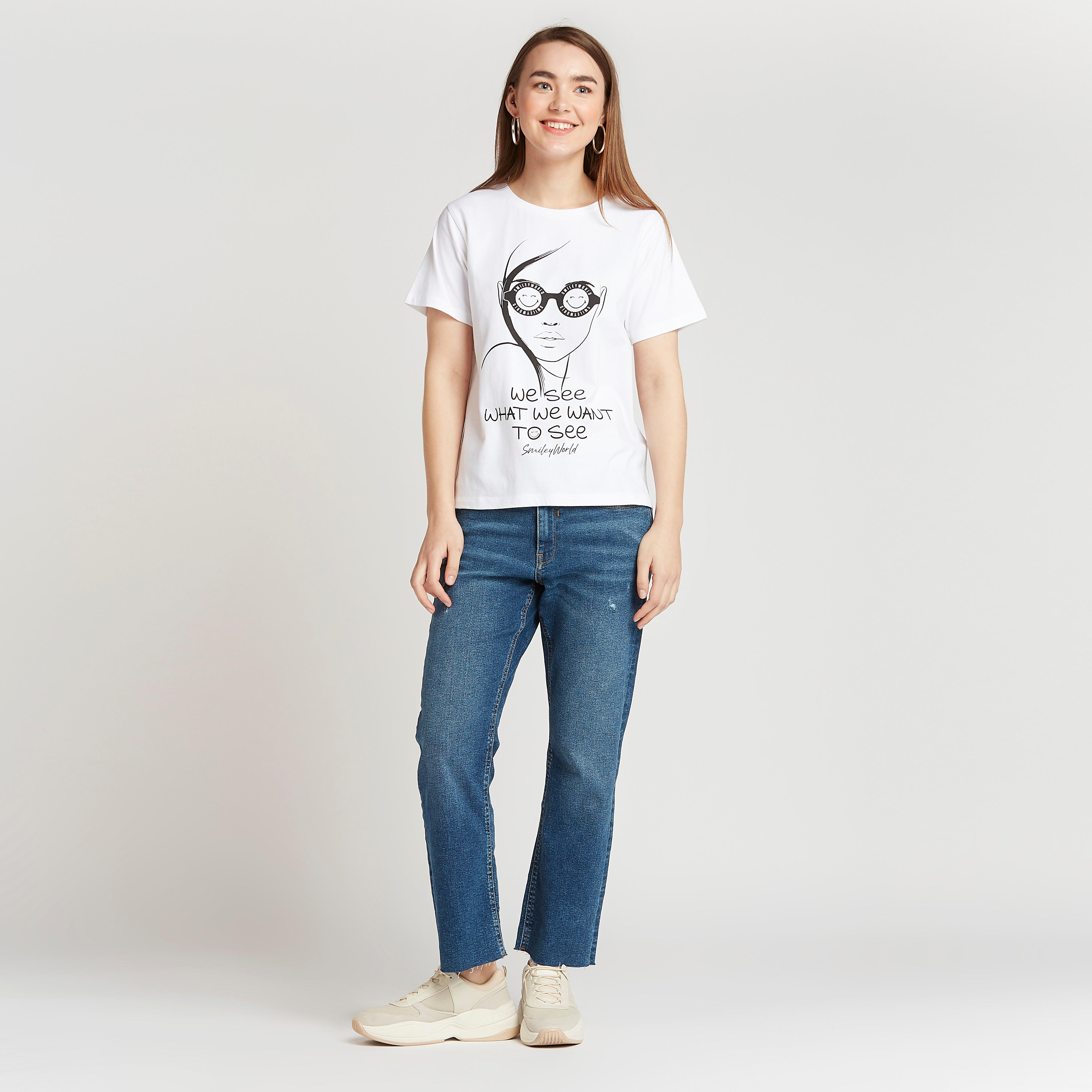 تيشيرت بياقة ضيّقة وأكمام قصيرة وطبعات سمايلي وورلد-women-clothing-tshirts-image-2