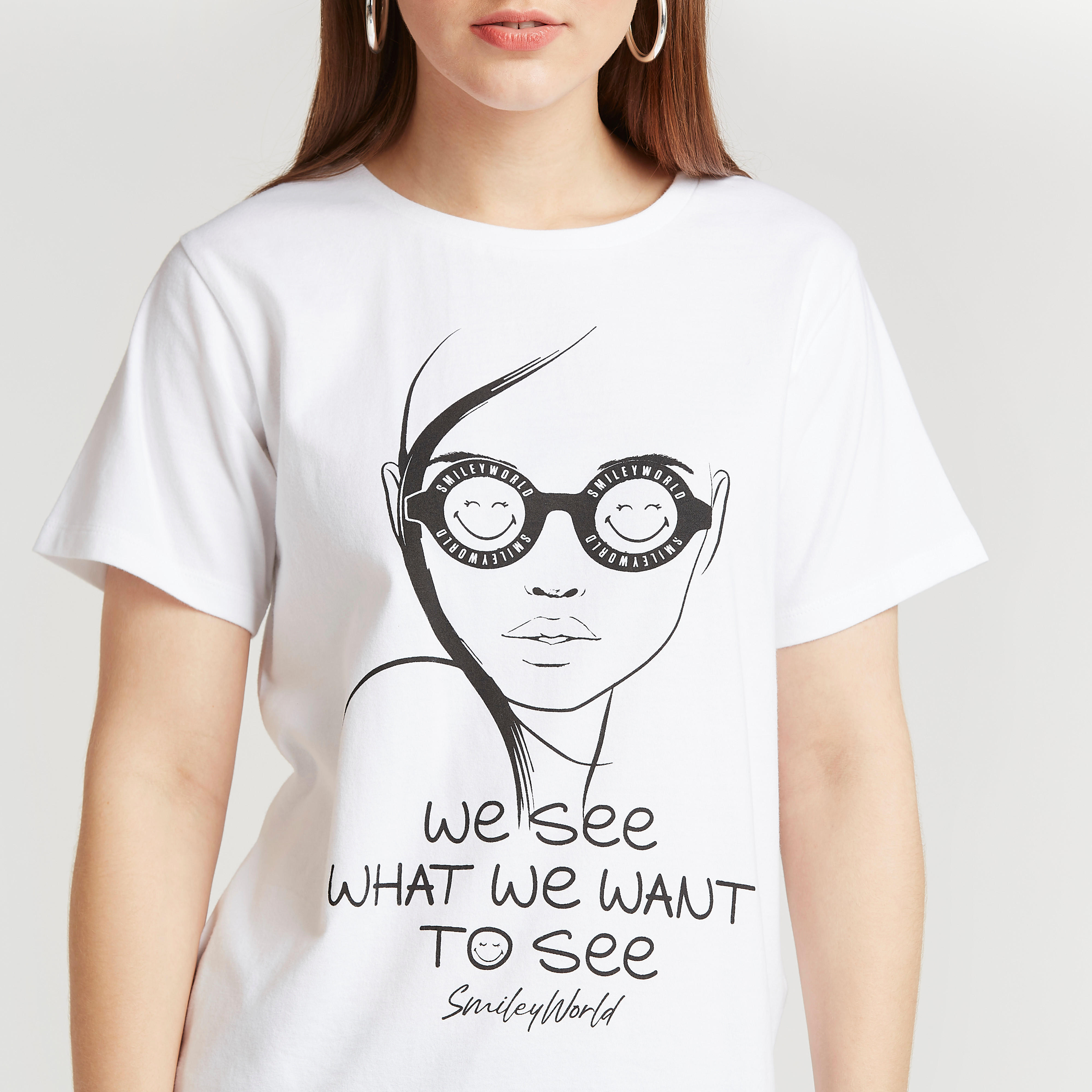 تيشيرت بياقة ضيّقة وأكمام قصيرة وطبعات سمايلي وورلد-women-clothing-tshirts-image-3
