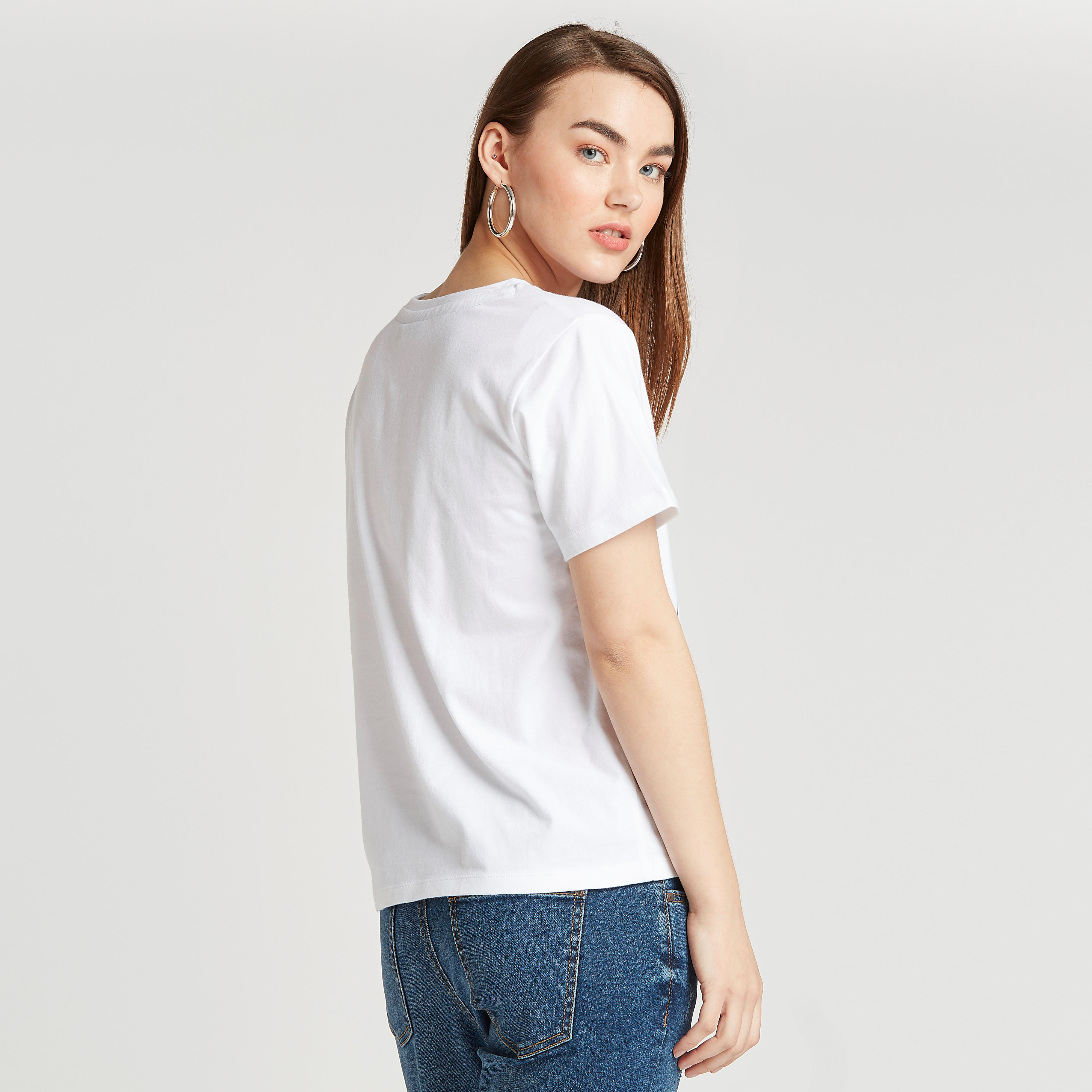 تيشيرت بياقة ضيّقة وأكمام قصيرة وطبعات سمايلي وورلد-women-clothing-tshirts-image-4