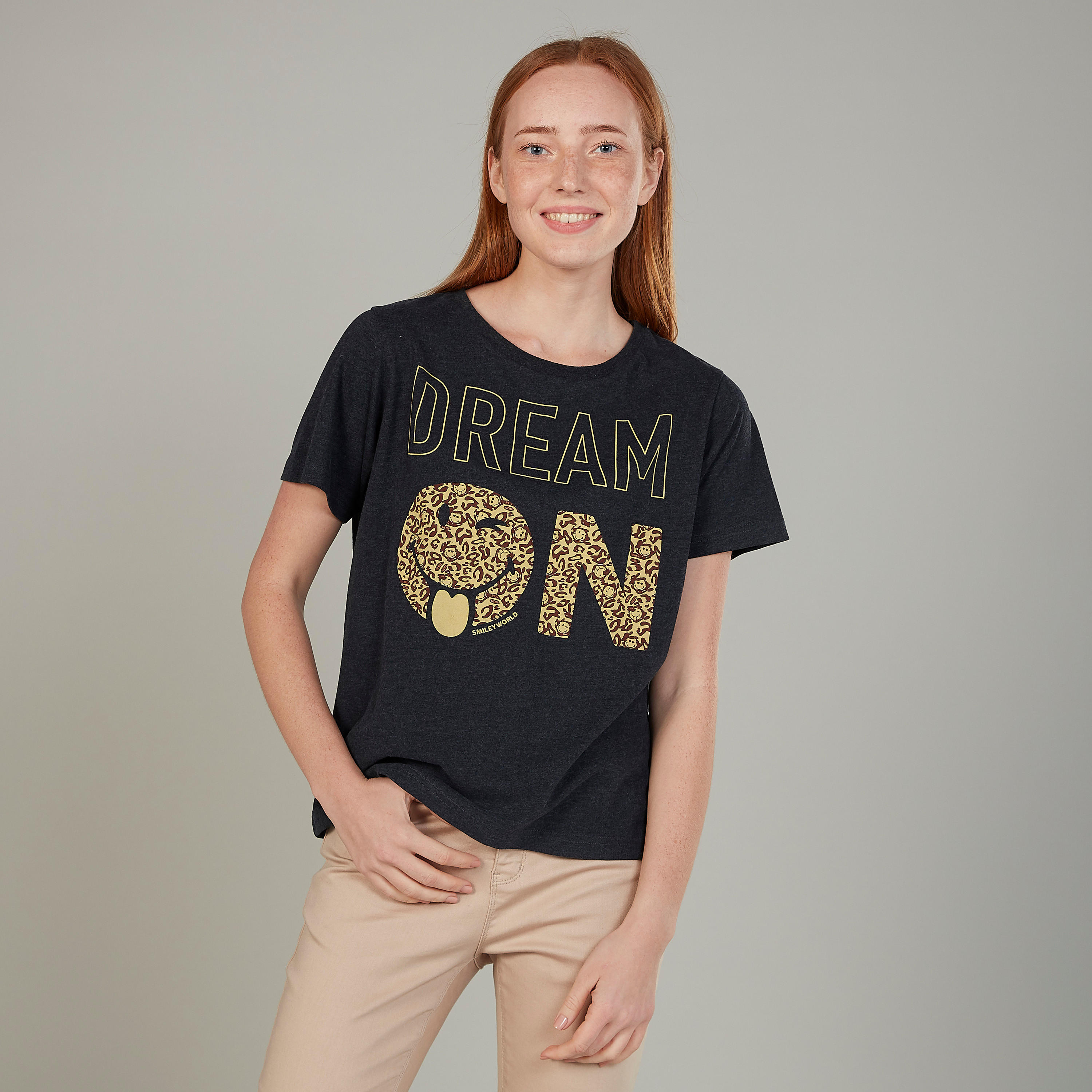 تيشيرت بياقة مستديرة وأكمام قصيرة وطبعات سمايلي وورلد-women-clothing-tshirts-image-1