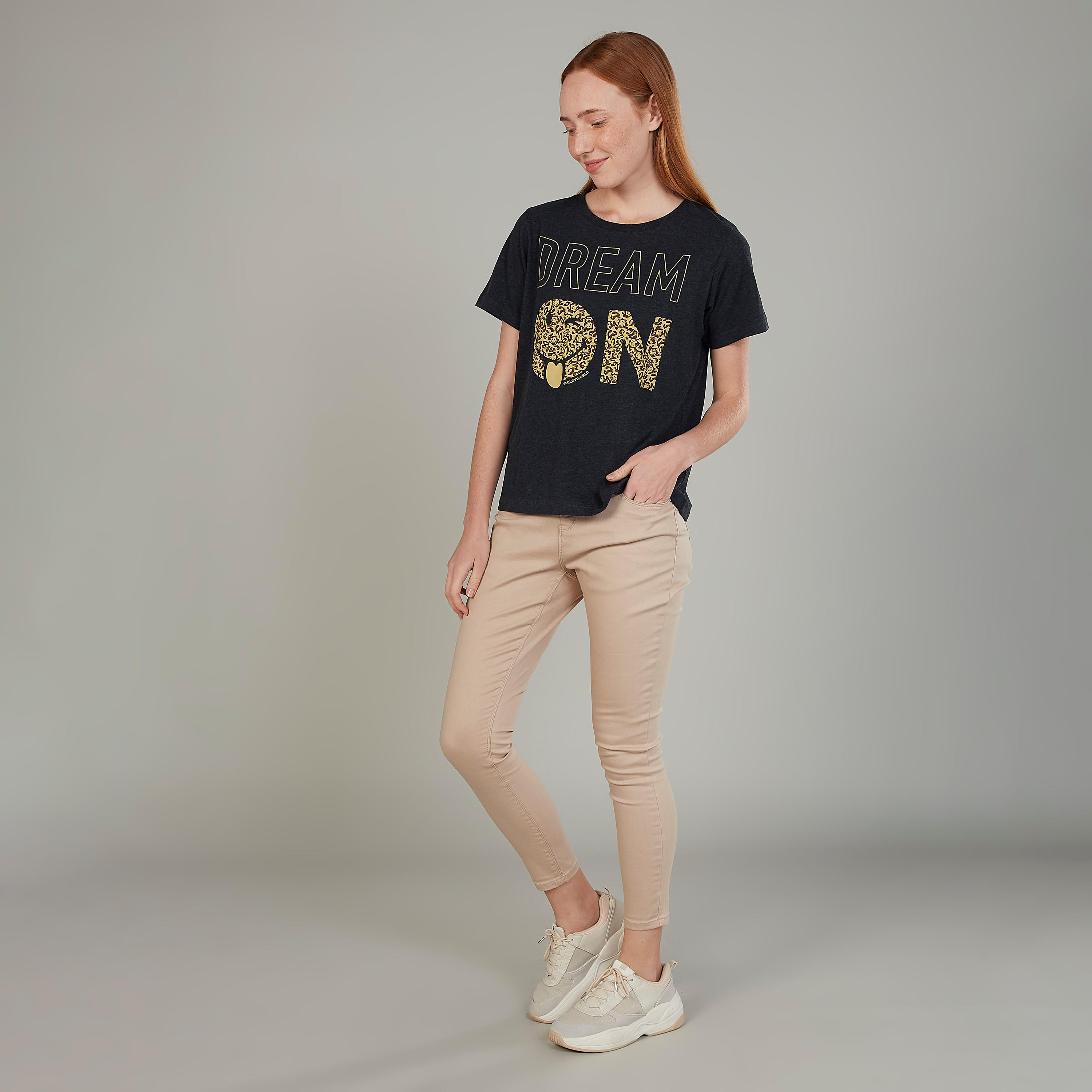 تيشيرت بياقة مستديرة وأكمام قصيرة وطبعات سمايلي وورلد-women-clothing-tshirts-image-2