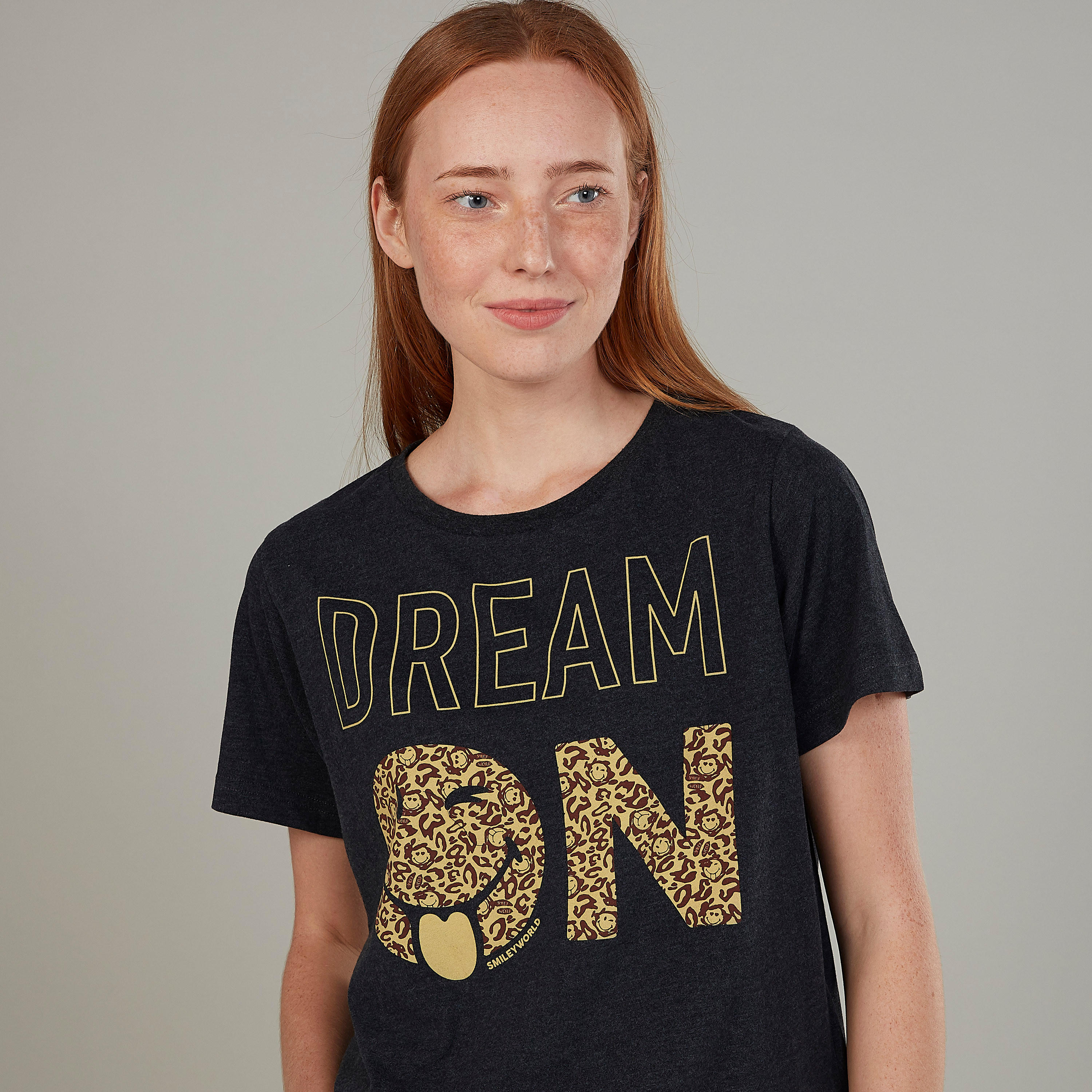 تيشيرت بياقة مستديرة وأكمام قصيرة وطبعات سمايلي وورلد-women-clothing-tshirts-image-3