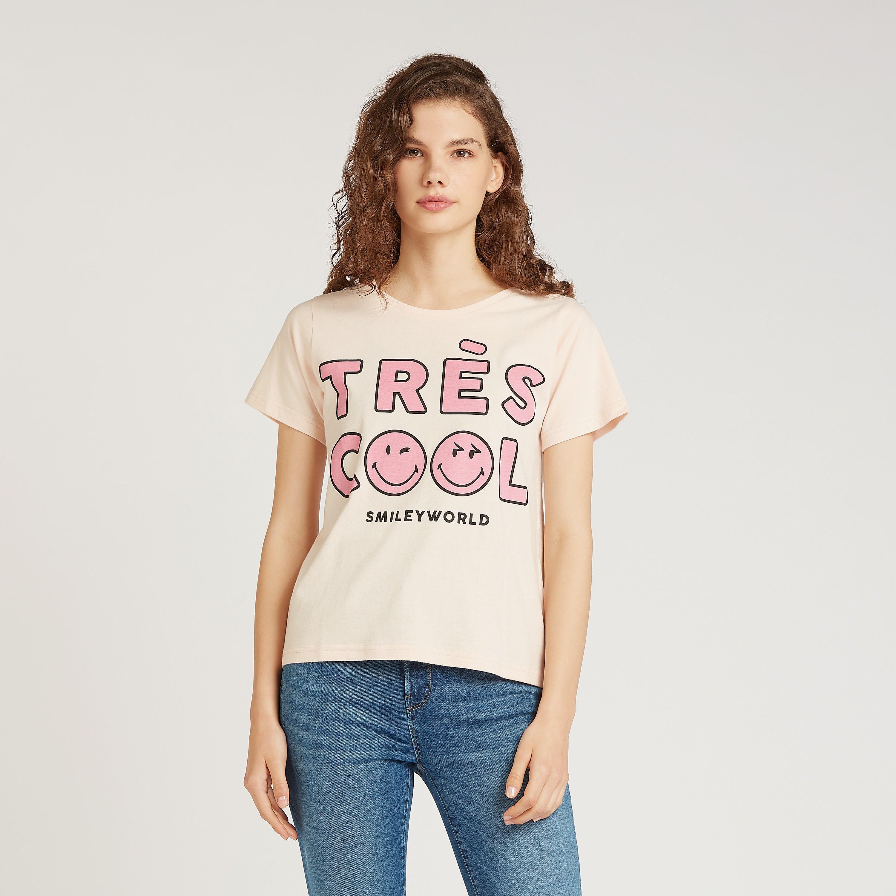 تيشيرت بياقة ضيّقة وأكمام قصيرة وطبعات سمايلي وورلد-women-clothing-tshirts-image-1