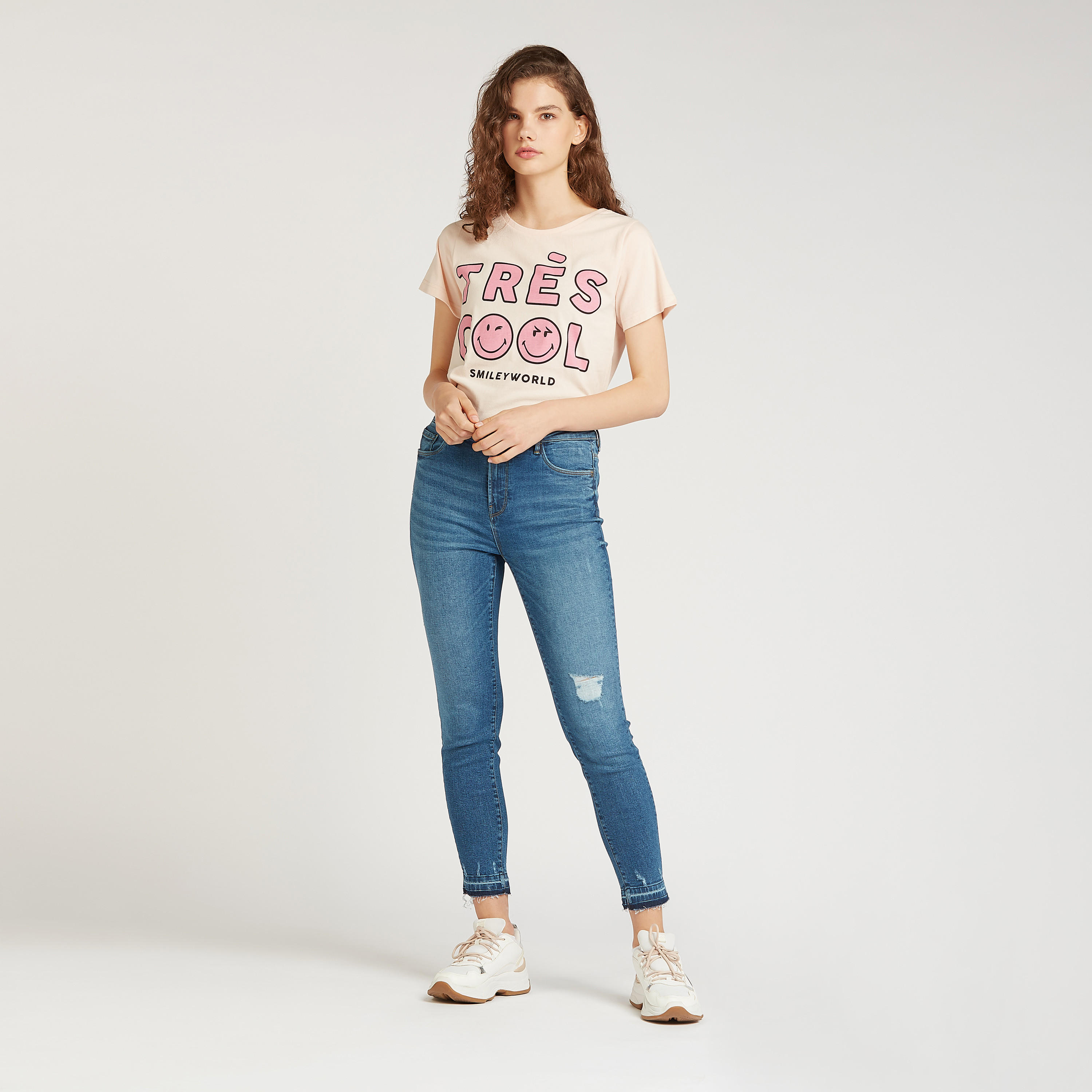 تيشيرت بياقة ضيّقة وأكمام قصيرة وطبعات سمايلي وورلد-women-clothing-tshirts-image-2