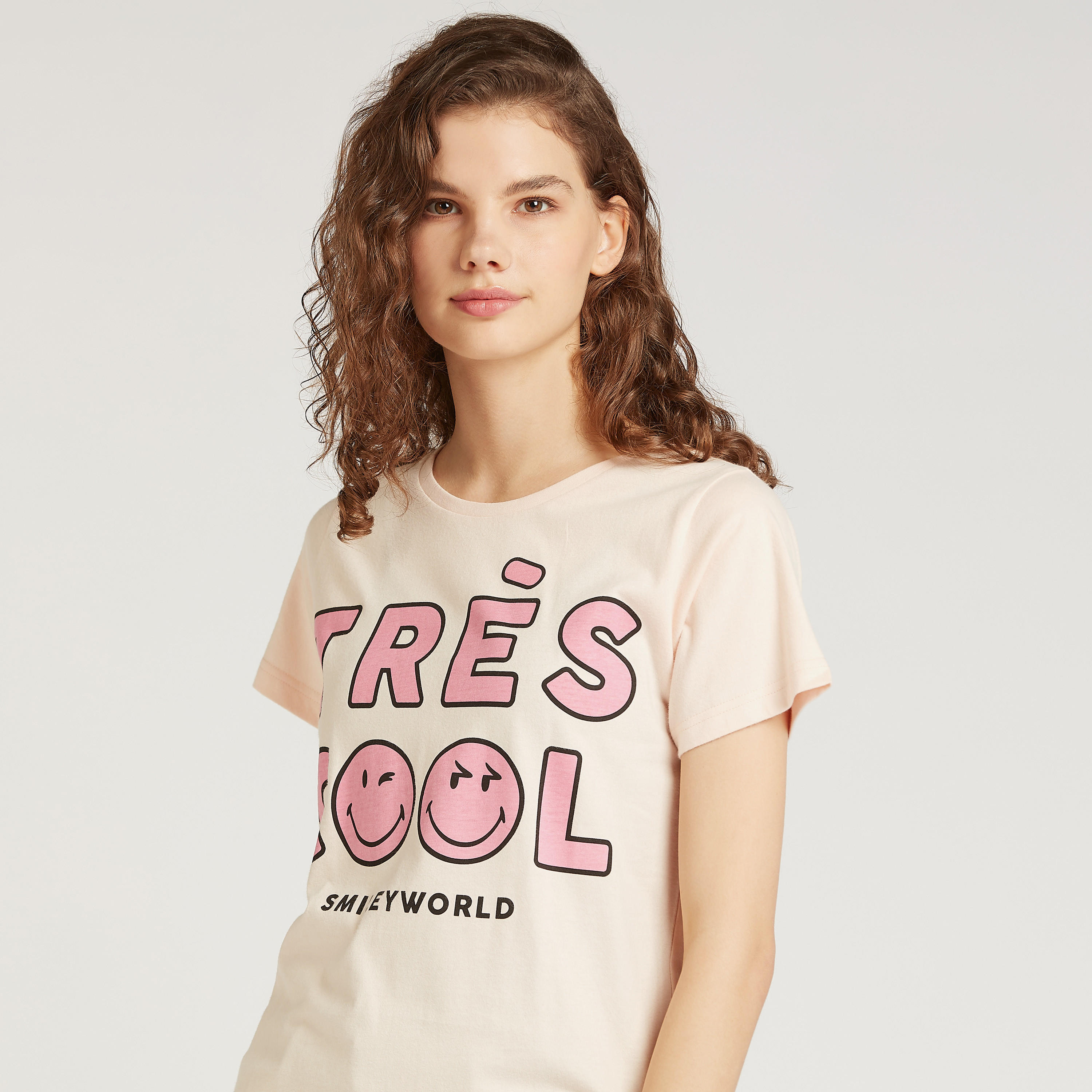 تيشيرت بياقة ضيّقة وأكمام قصيرة وطبعات سمايلي وورلد-women-clothing-tshirts-image-3