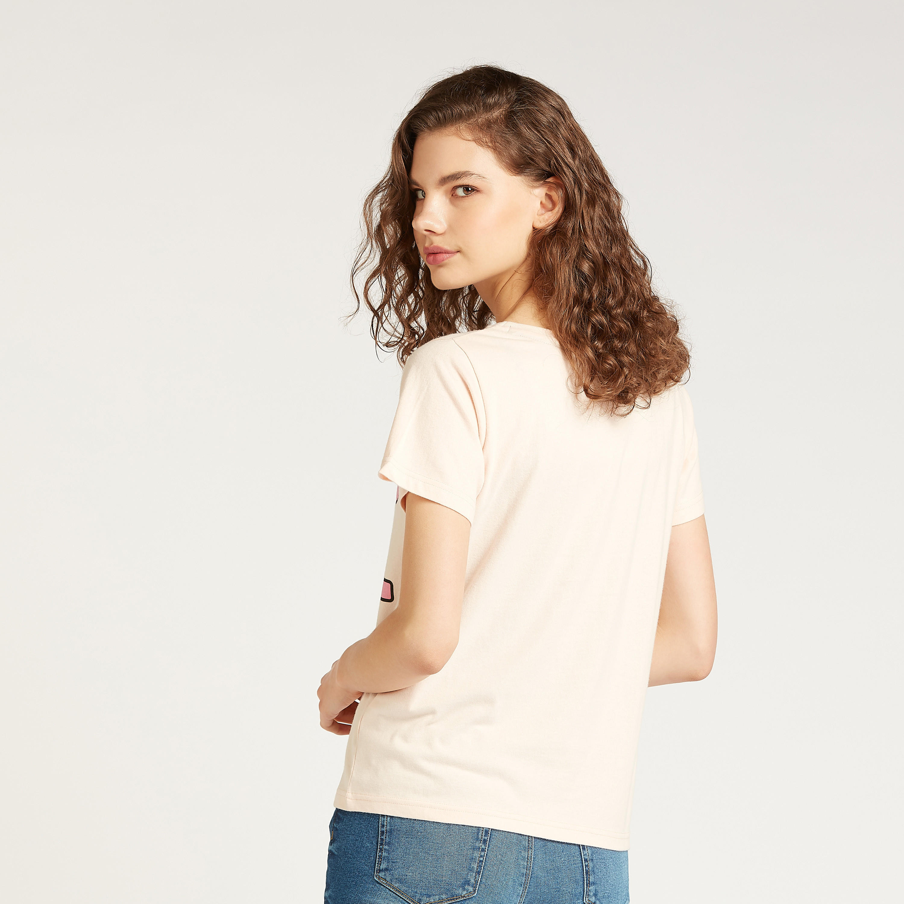 تيشيرت بياقة ضيّقة وأكمام قصيرة وطبعات سمايلي وورلد-women-clothing-tshirts-image-4