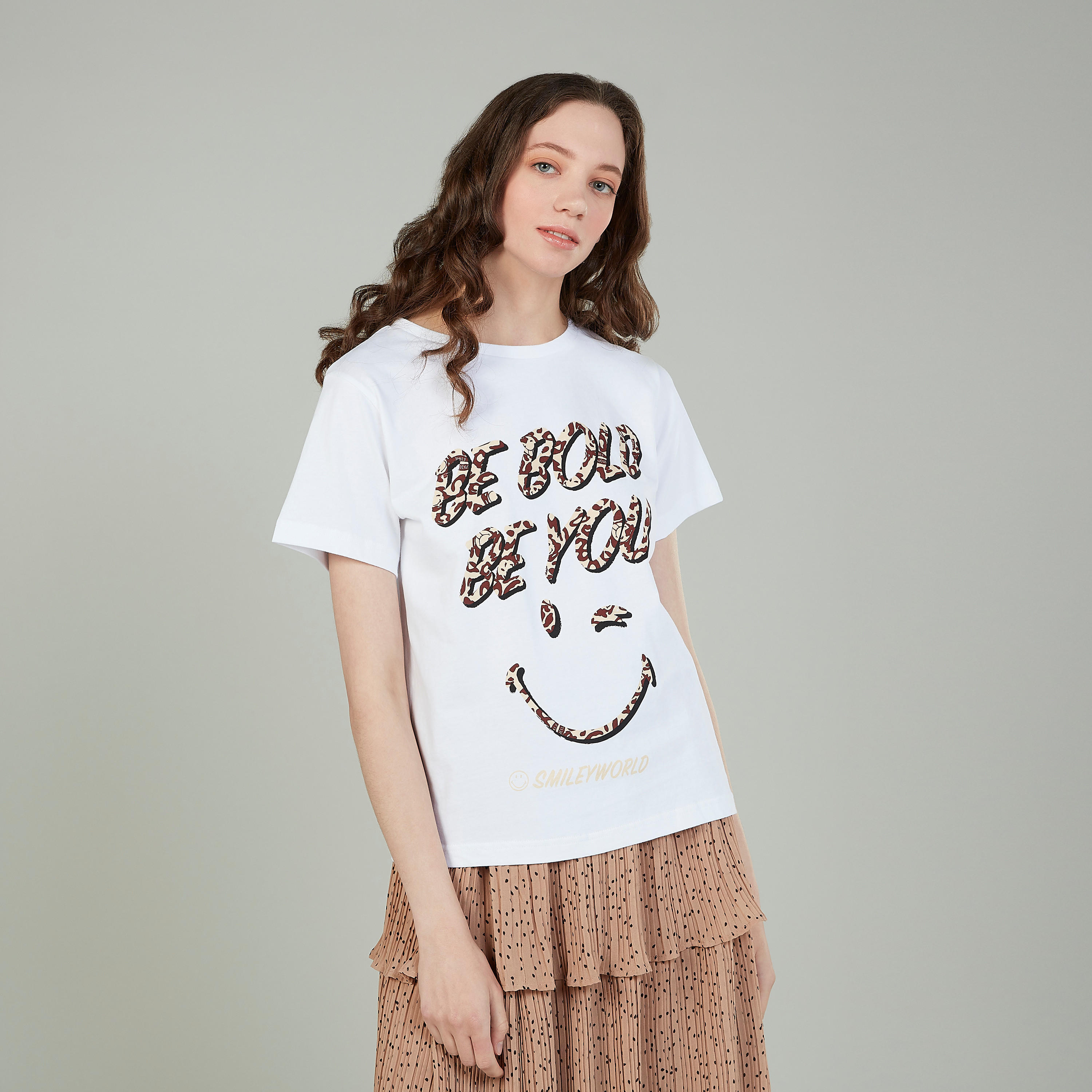تيشيرت بياقة ضيّقة وأكمام قصيرة وطبعات سمايلي وورلد-women-clothing-tshirts-image-1
