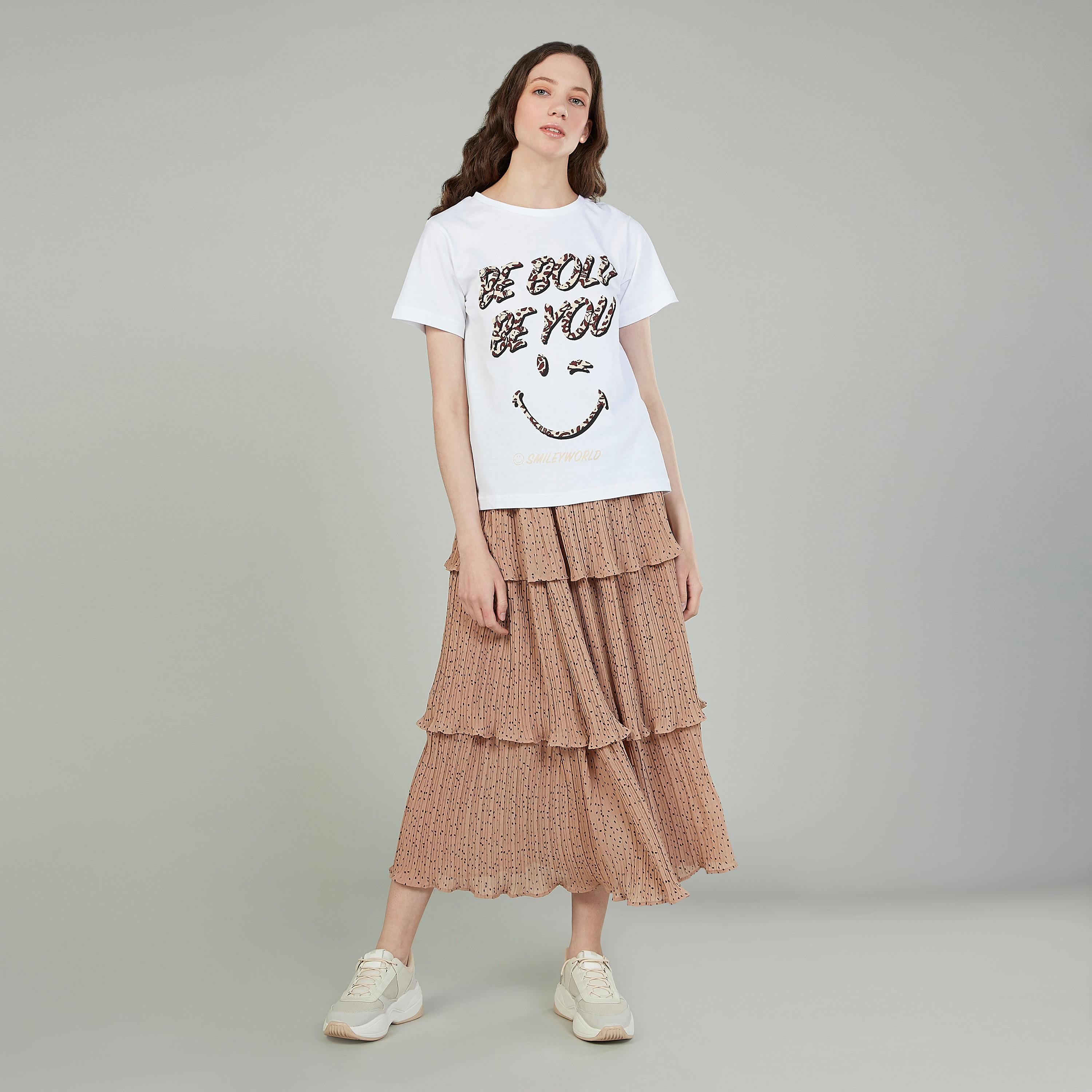 تيشيرت بياقة ضيّقة وأكمام قصيرة وطبعات سمايلي وورلد-women-clothing-tshirts-image-2