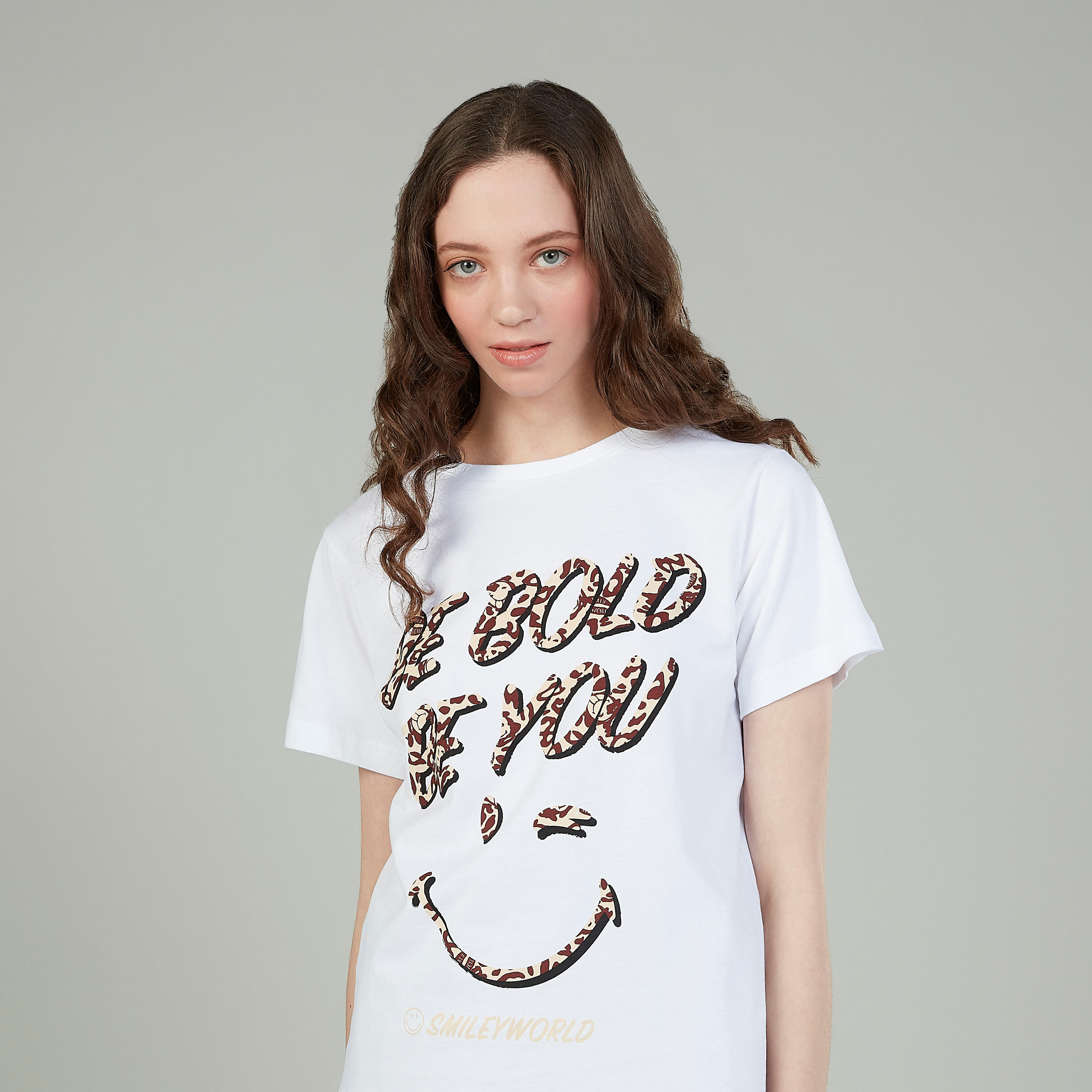 تيشيرت بياقة ضيّقة وأكمام قصيرة وطبعات سمايلي وورلد-women-clothing-tshirts-image-3