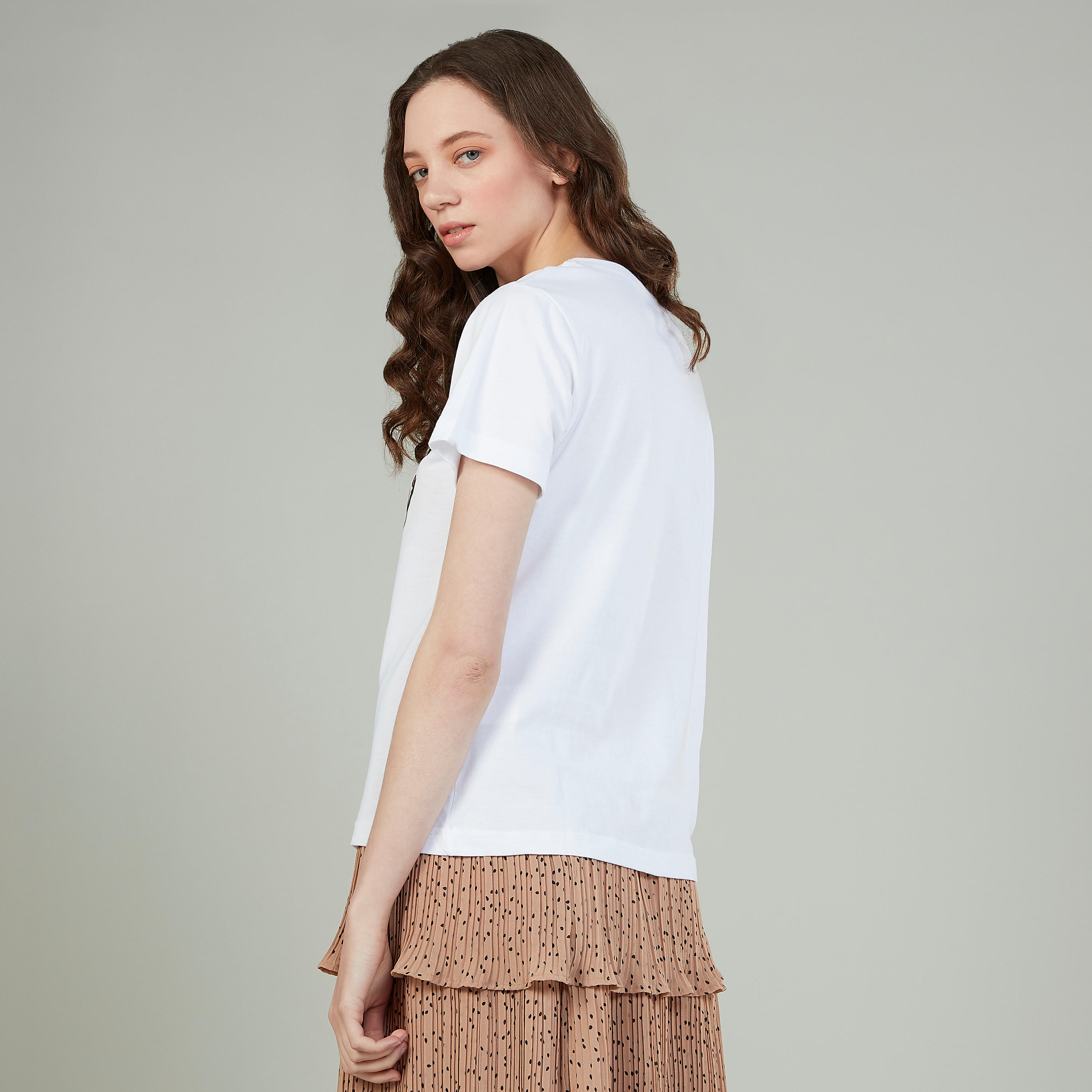 تيشيرت بياقة ضيّقة وأكمام قصيرة وطبعات سمايلي وورلد-women-clothing-tshirts-image-4
