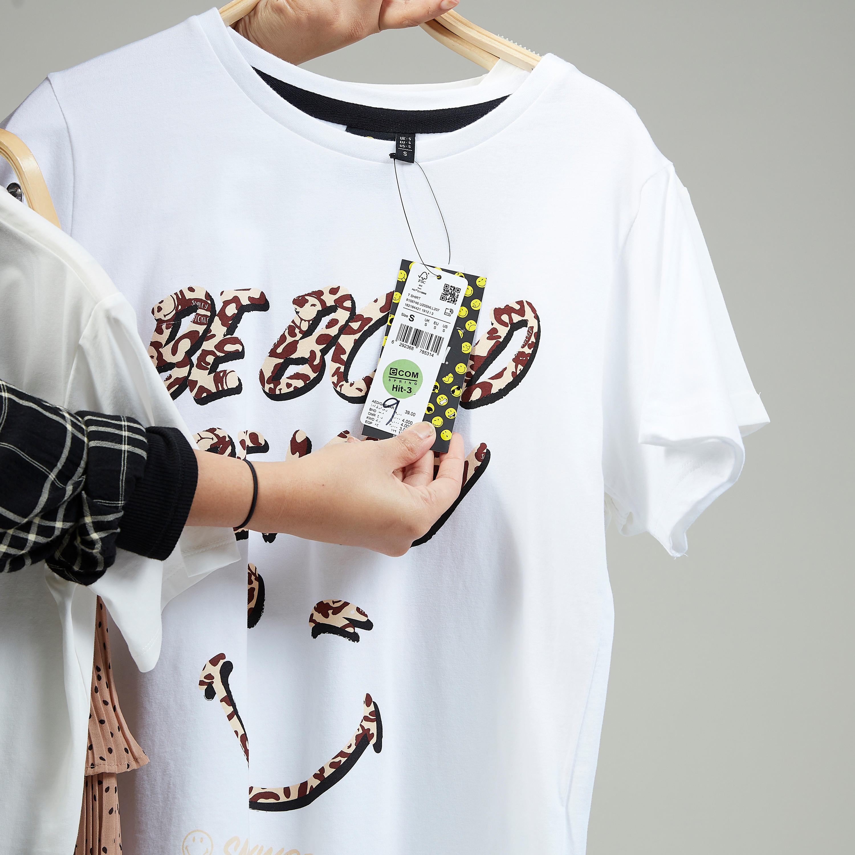 تيشيرت بياقة ضيّقة وأكمام قصيرة وطبعات سمايلي وورلد-women-clothing-tshirts-image-5