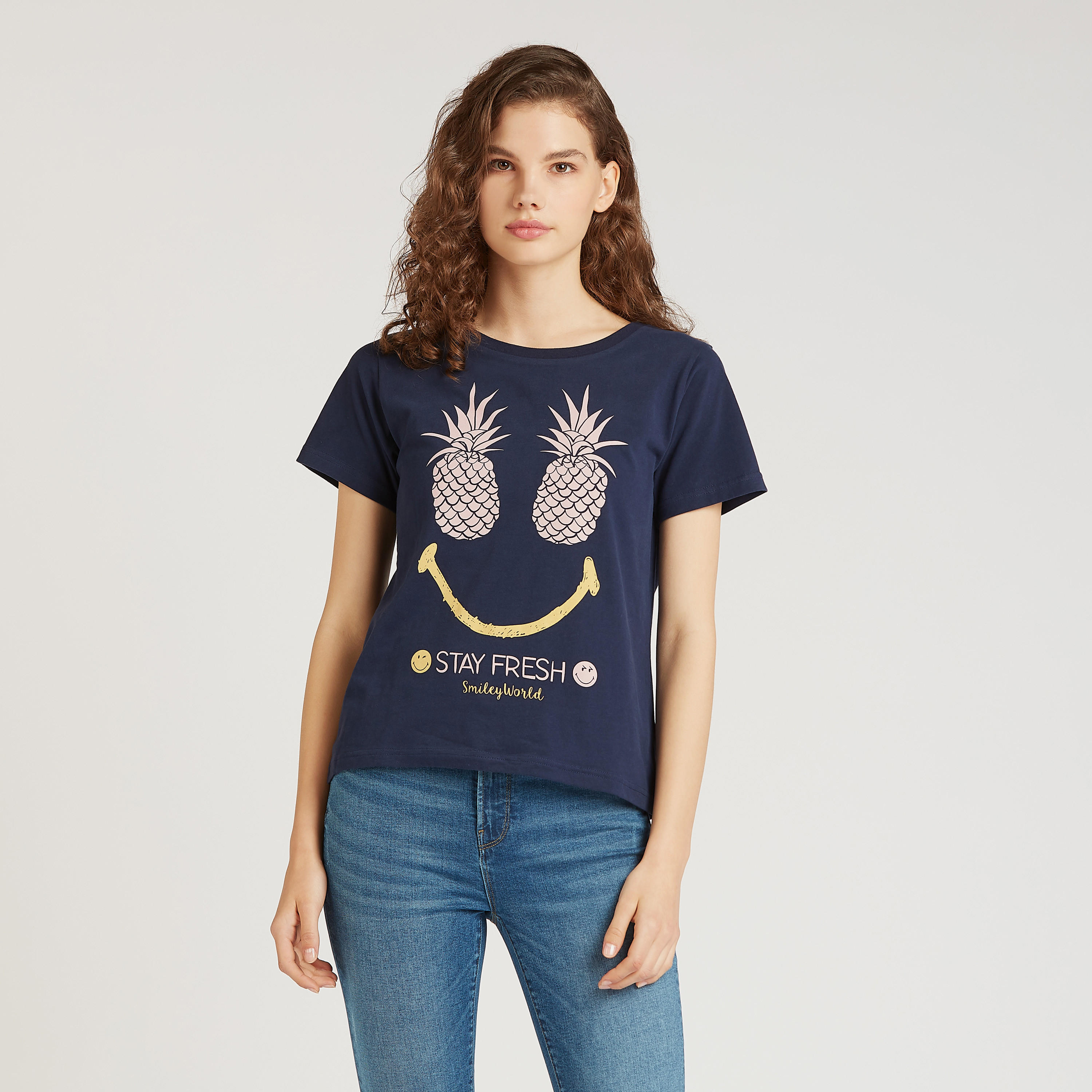 تيشيرت بياقة مستديرة وأكمام قصيرة وطبعات سمايلي وورلد-women-clothing-tshirts-image-1