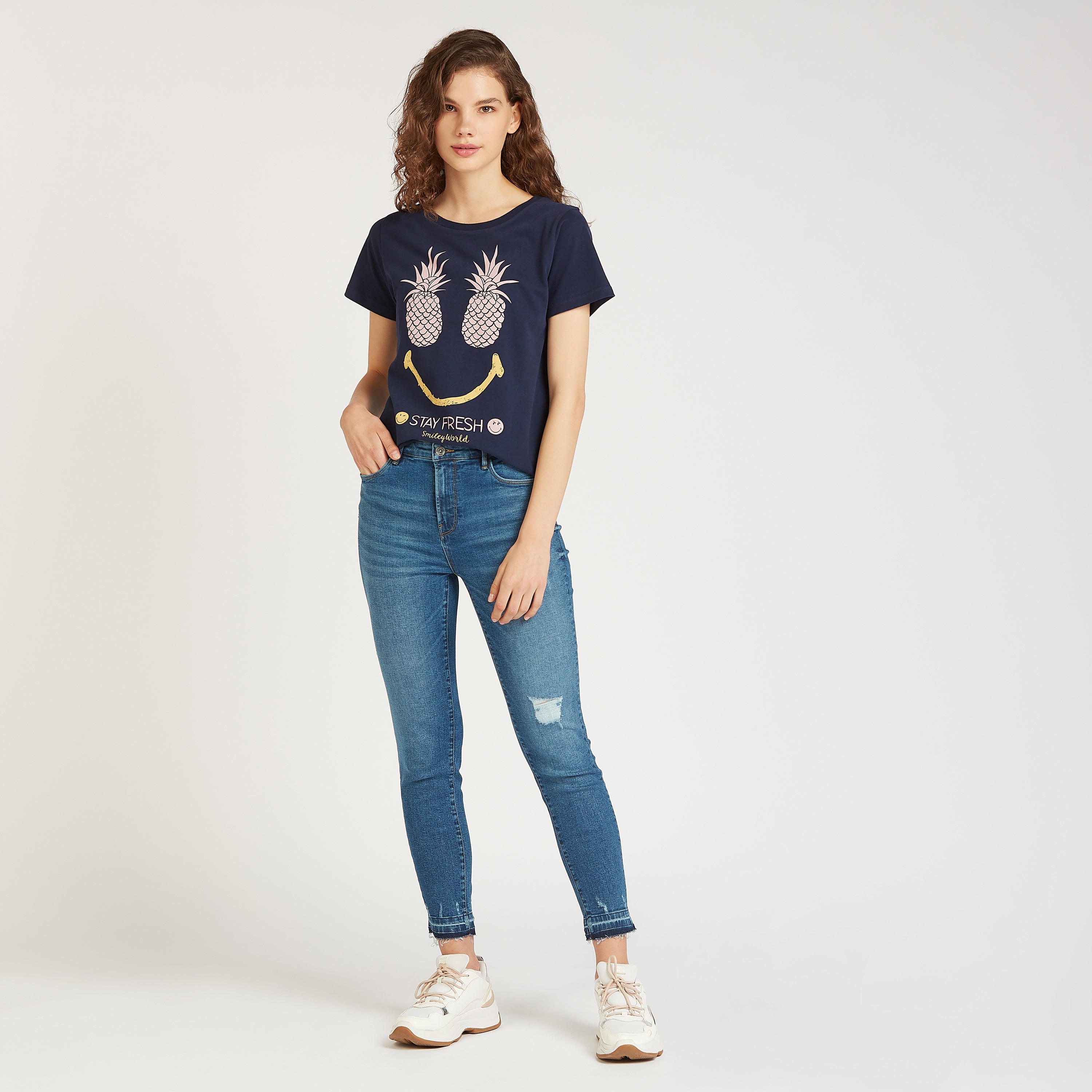 تيشيرت بياقة مستديرة وأكمام قصيرة وطبعات سمايلي وورلد-women-clothing-tshirts-image-2