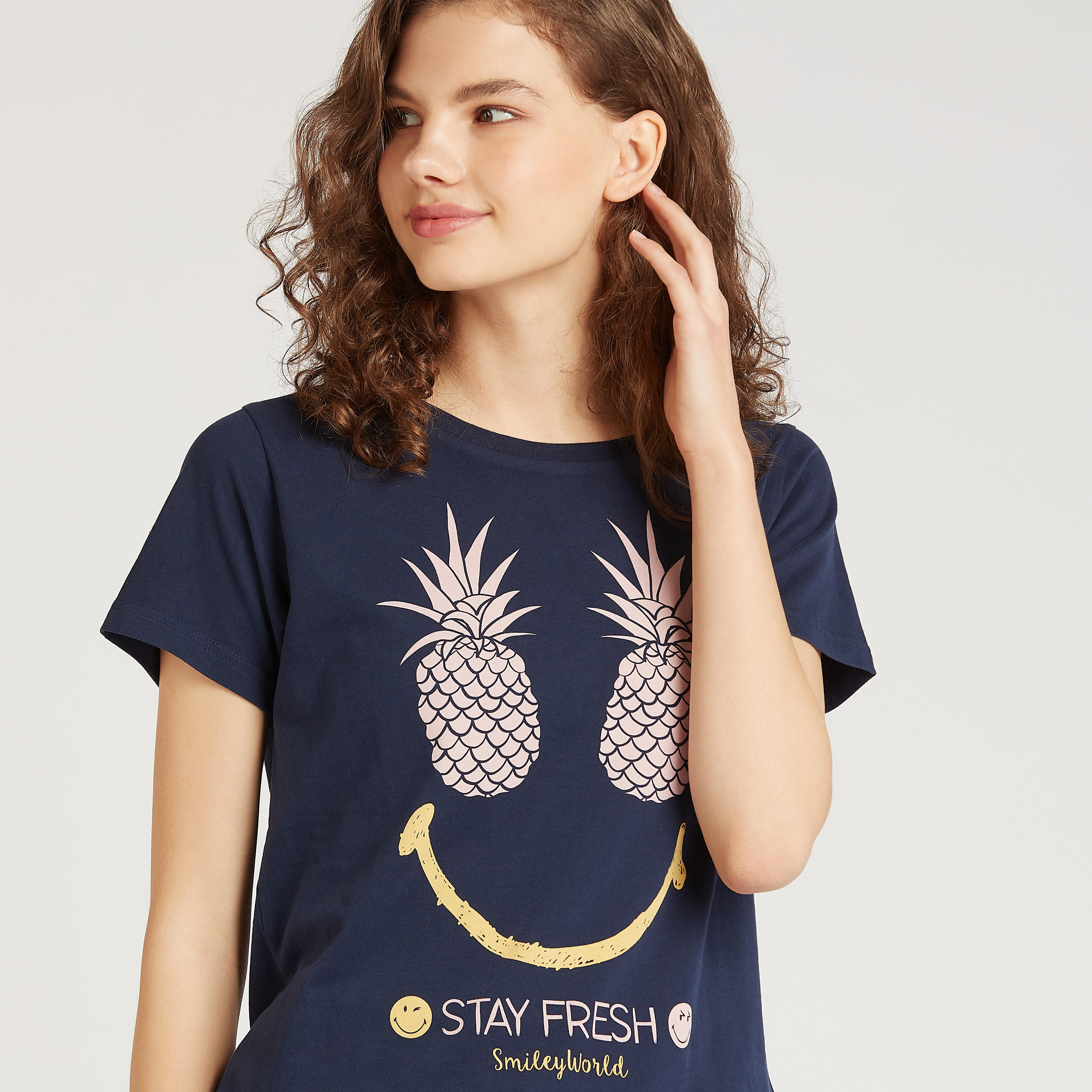 تيشيرت بياقة مستديرة وأكمام قصيرة وطبعات سمايلي وورلد-women-clothing-tshirts-image-3