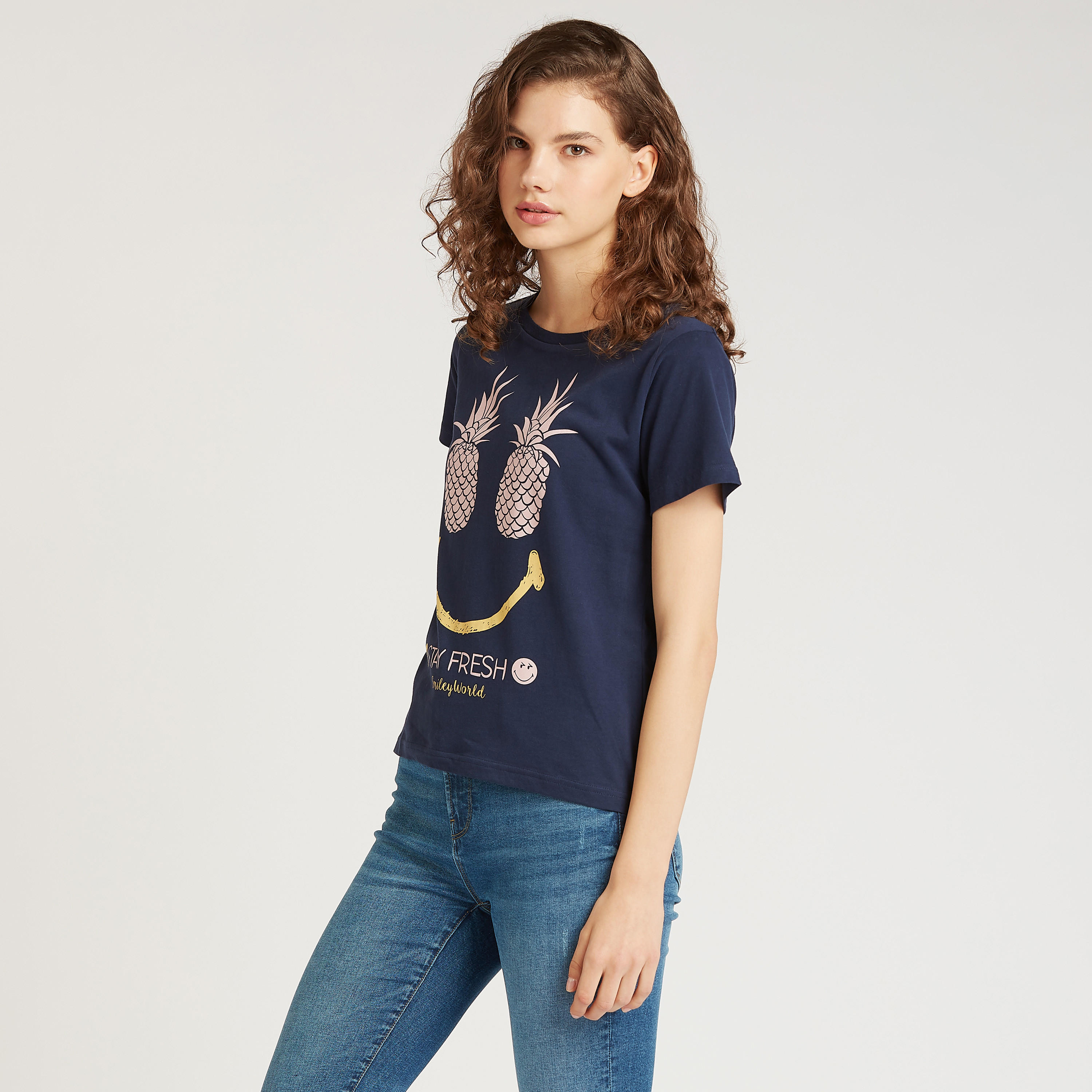 تيشيرت بياقة مستديرة وأكمام قصيرة وطبعات سمايلي وورلد-women-clothing-tshirts-image-4
