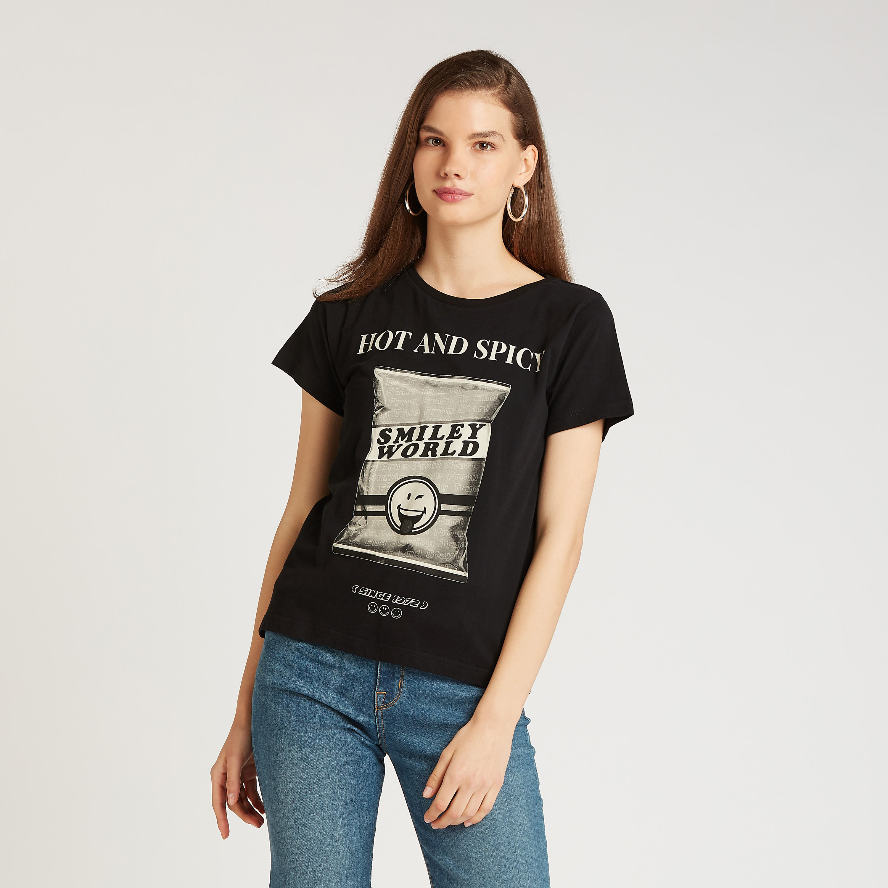 تيشيرت بياقة ضيّقة وأكمام قصيرة وطبعات سمايلي وورلد-women-clothing-tshirts-image-1