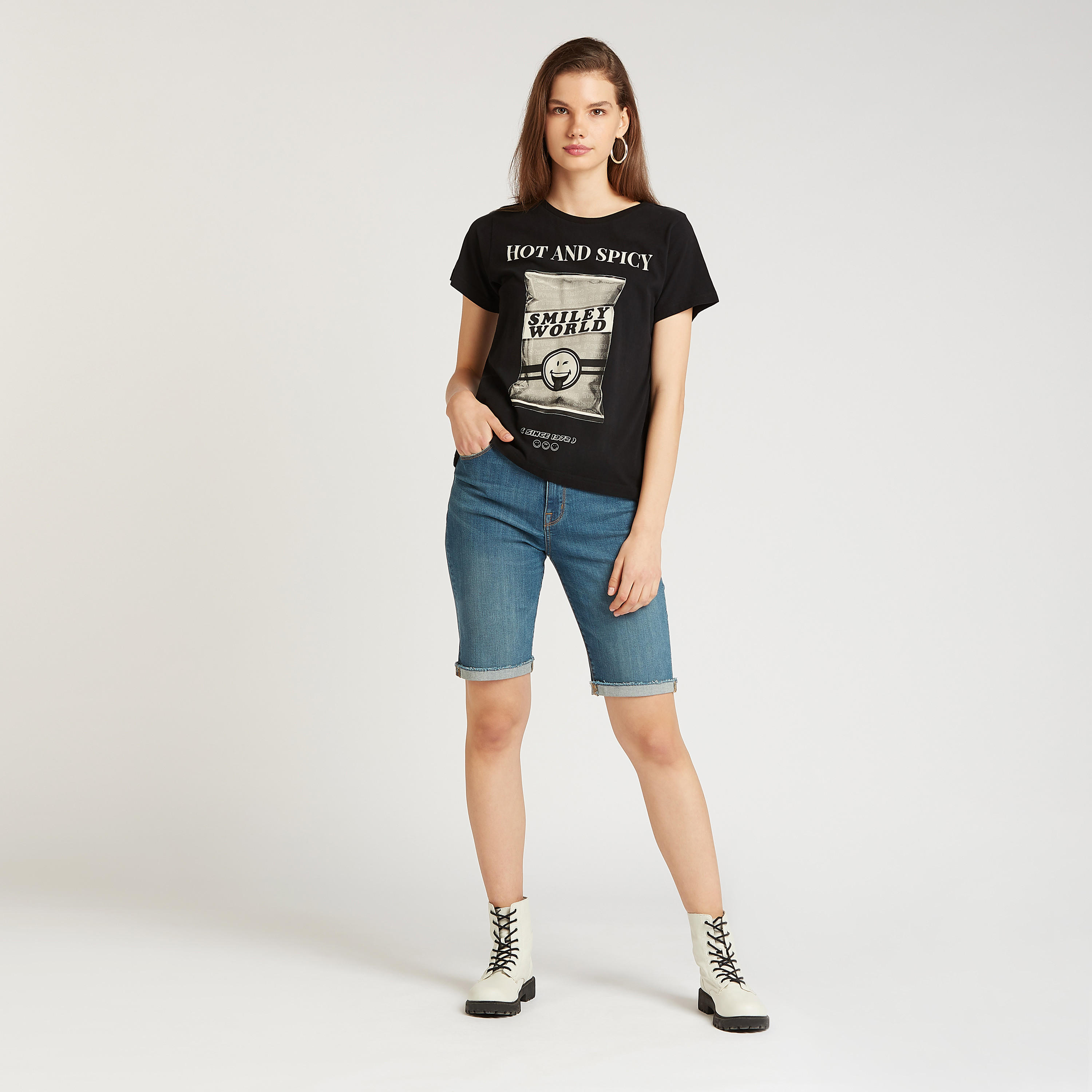 تيشيرت بياقة ضيّقة وأكمام قصيرة وطبعات سمايلي وورلد-women-clothing-tshirts-image-2