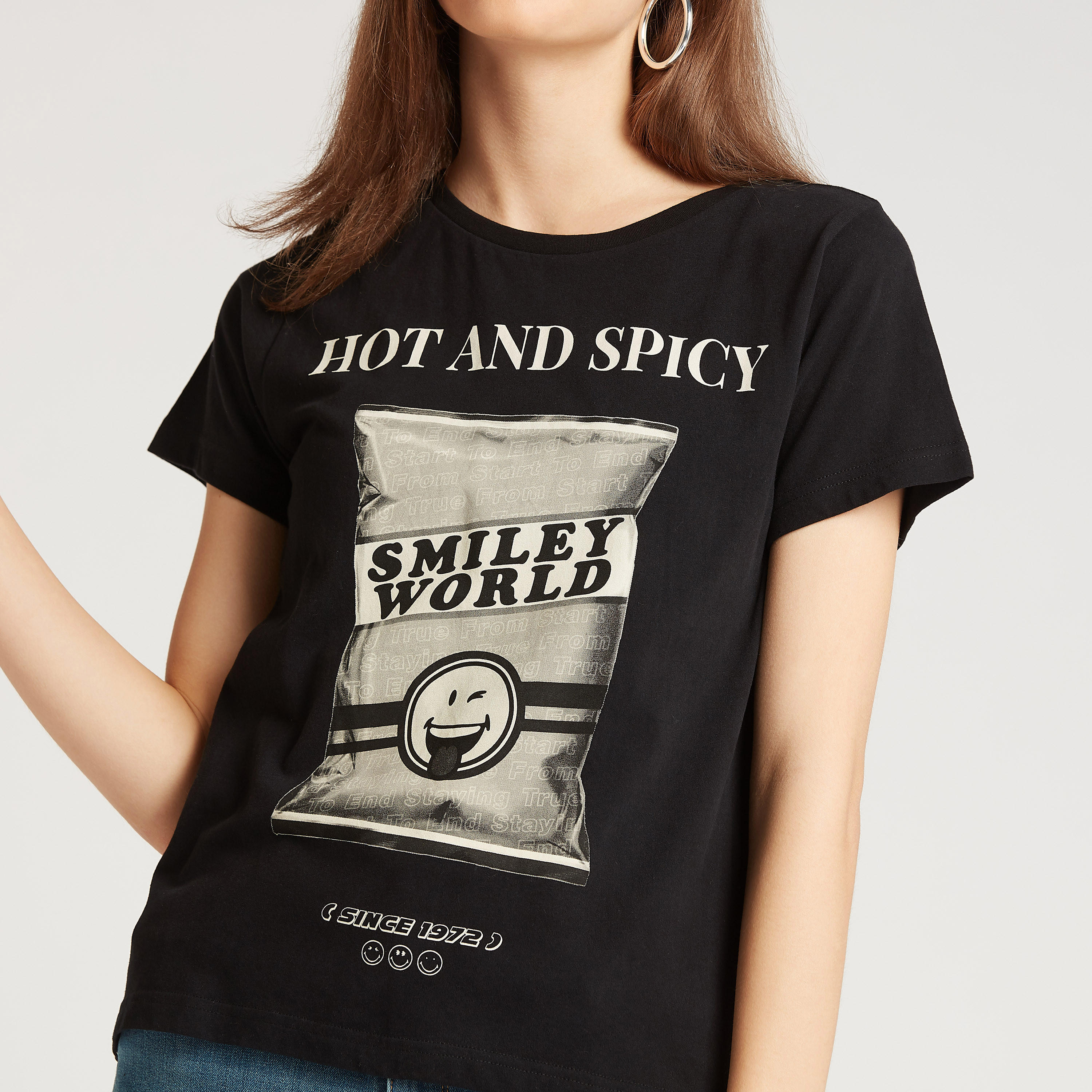 تيشيرت بياقة ضيّقة وأكمام قصيرة وطبعات سمايلي وورلد-women-clothing-tshirts-image-3