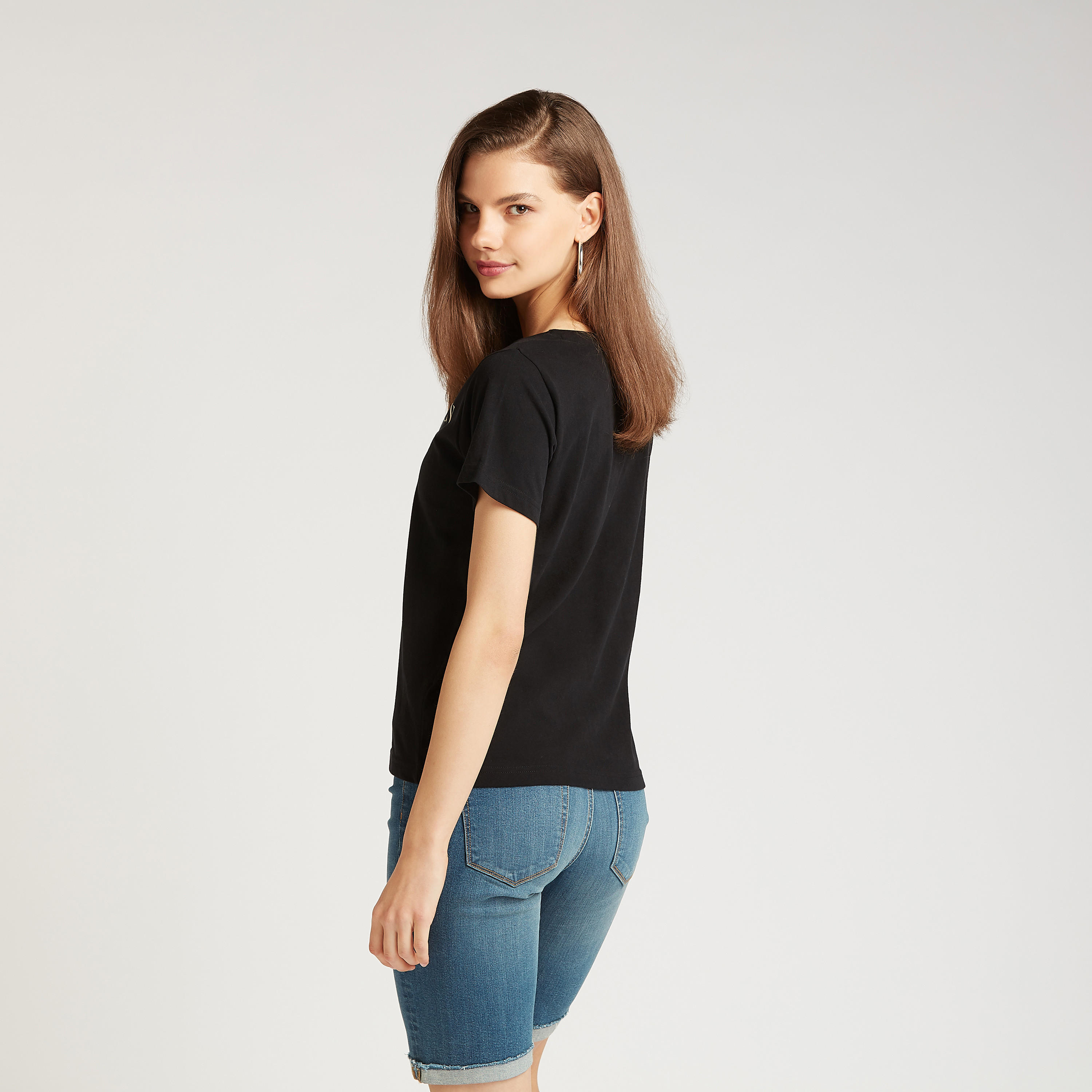 تيشيرت بياقة ضيّقة وأكمام قصيرة وطبعات سمايلي وورلد-women-clothing-tshirts-image-4