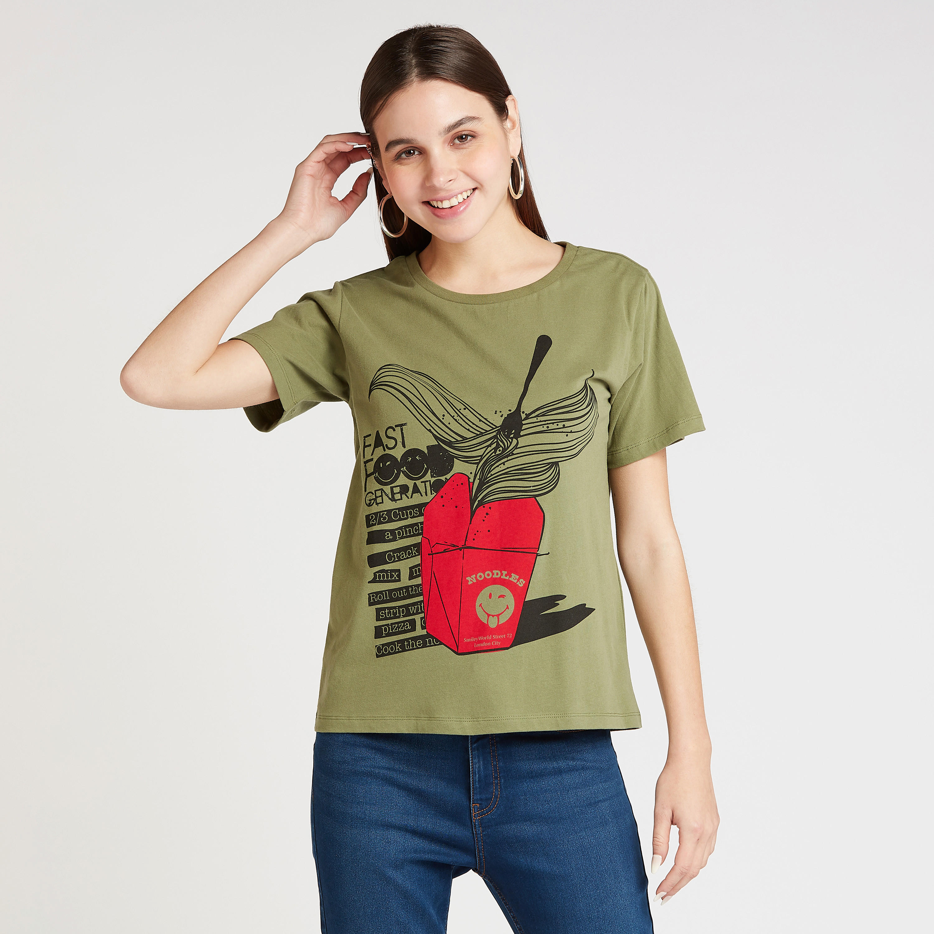 تيشيرت بياقة مستديرة وأكمام قصيرة وطبعات سمايلي وورلد-women-clothing-tshirts-image-1