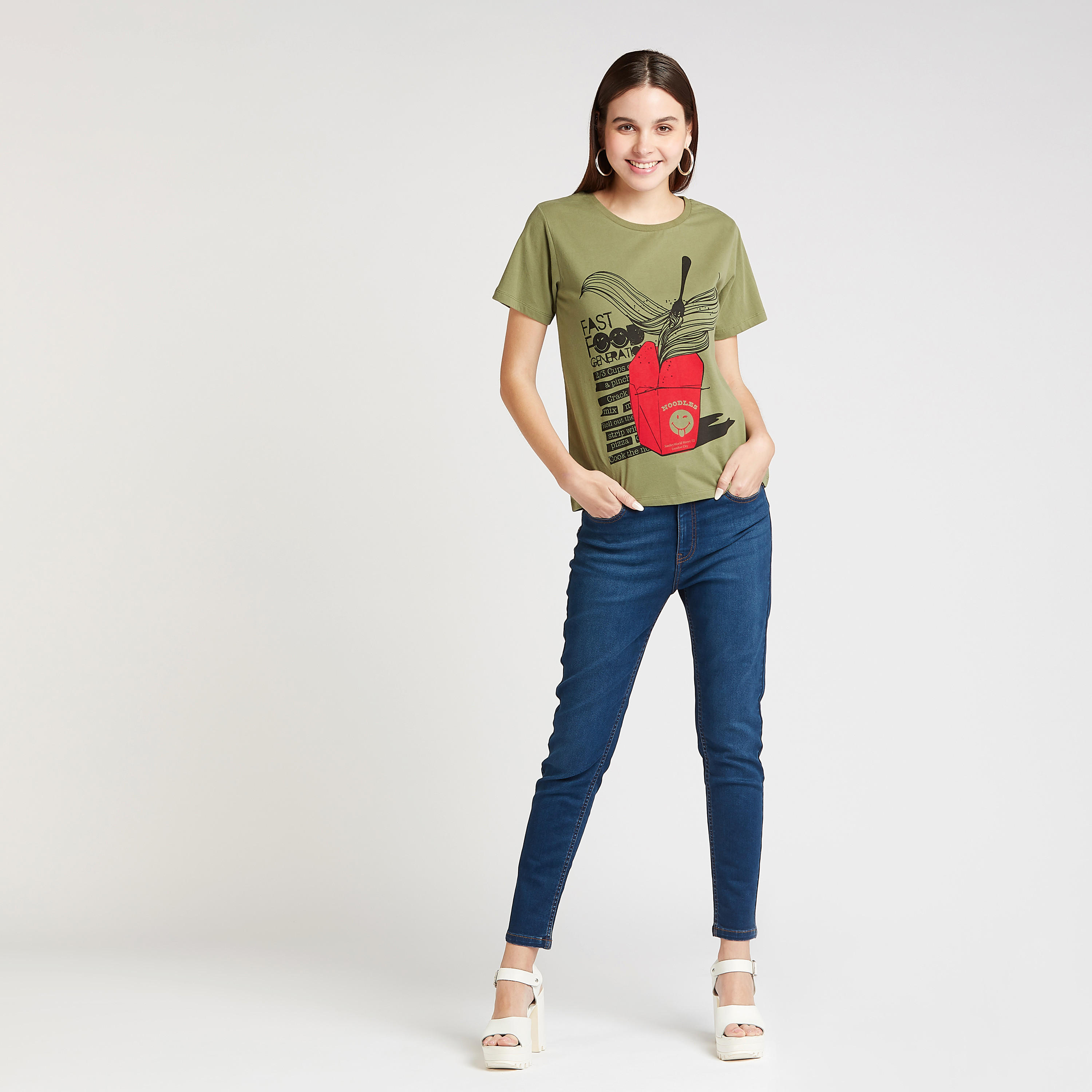 تيشيرت بياقة مستديرة وأكمام قصيرة وطبعات سمايلي وورلد-women-clothing-tshirts-image-2