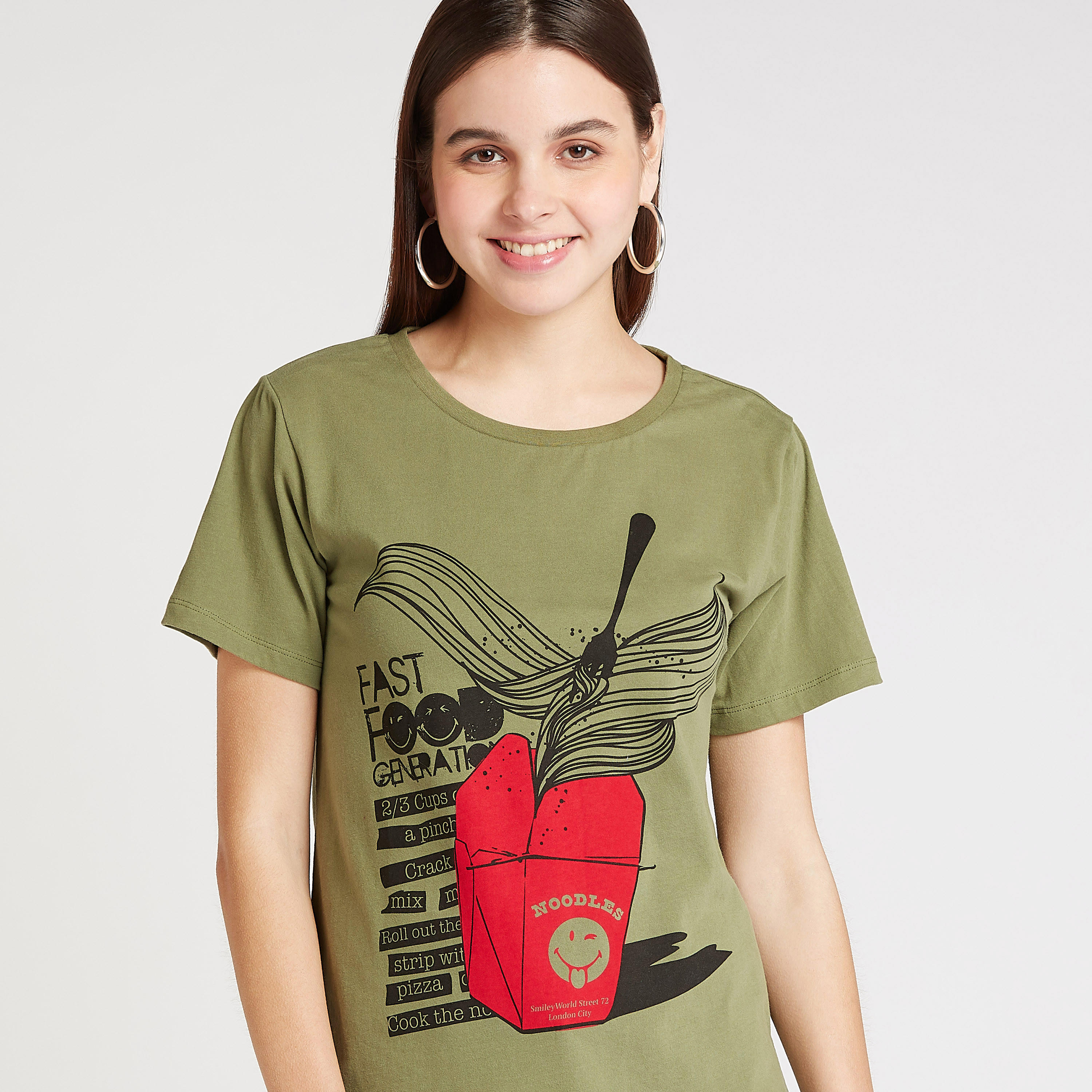 تيشيرت بياقة مستديرة وأكمام قصيرة وطبعات سمايلي وورلد-women-clothing-tshirts-image-3