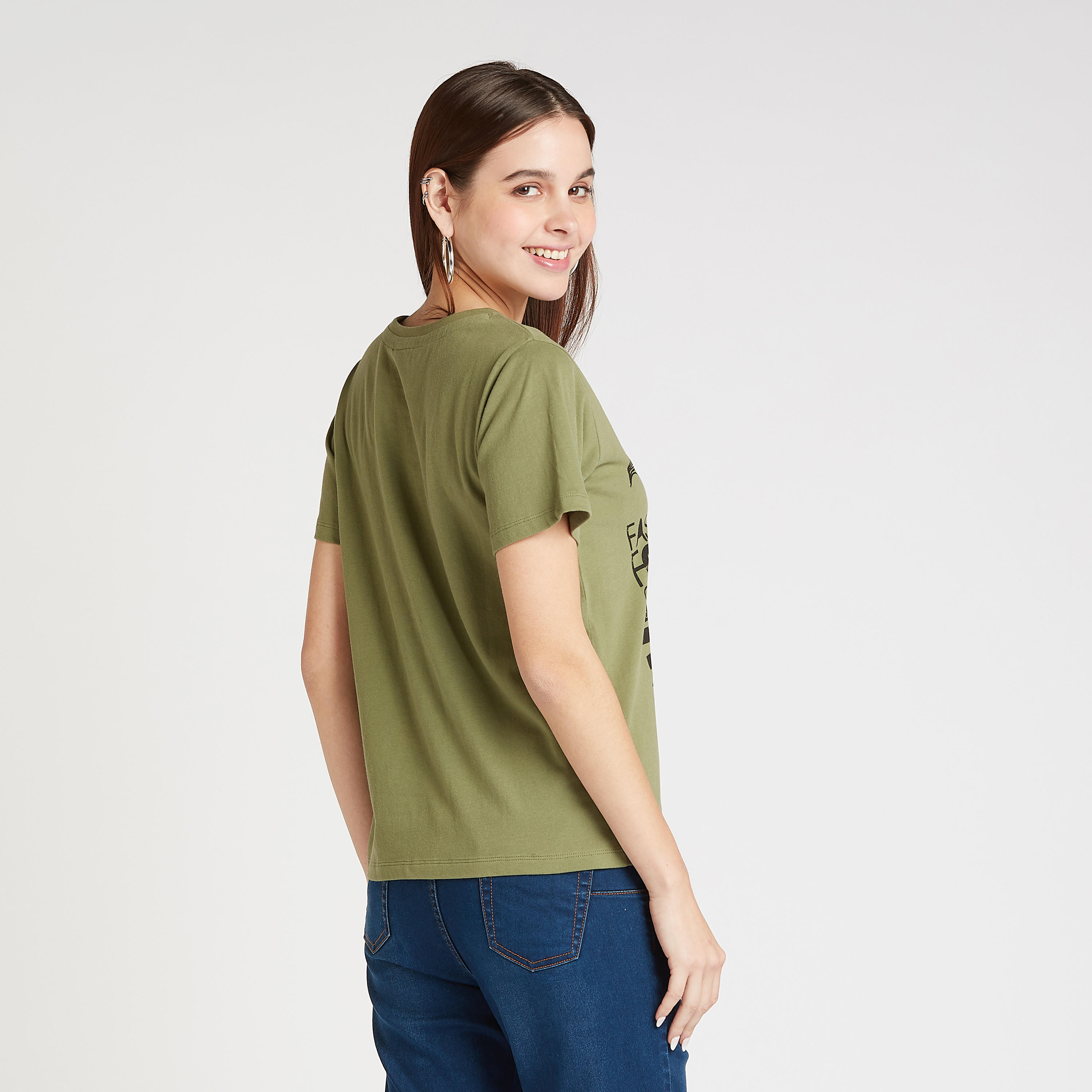 تيشيرت بياقة مستديرة وأكمام قصيرة وطبعات سمايلي وورلد-women-clothing-tshirts-image-4