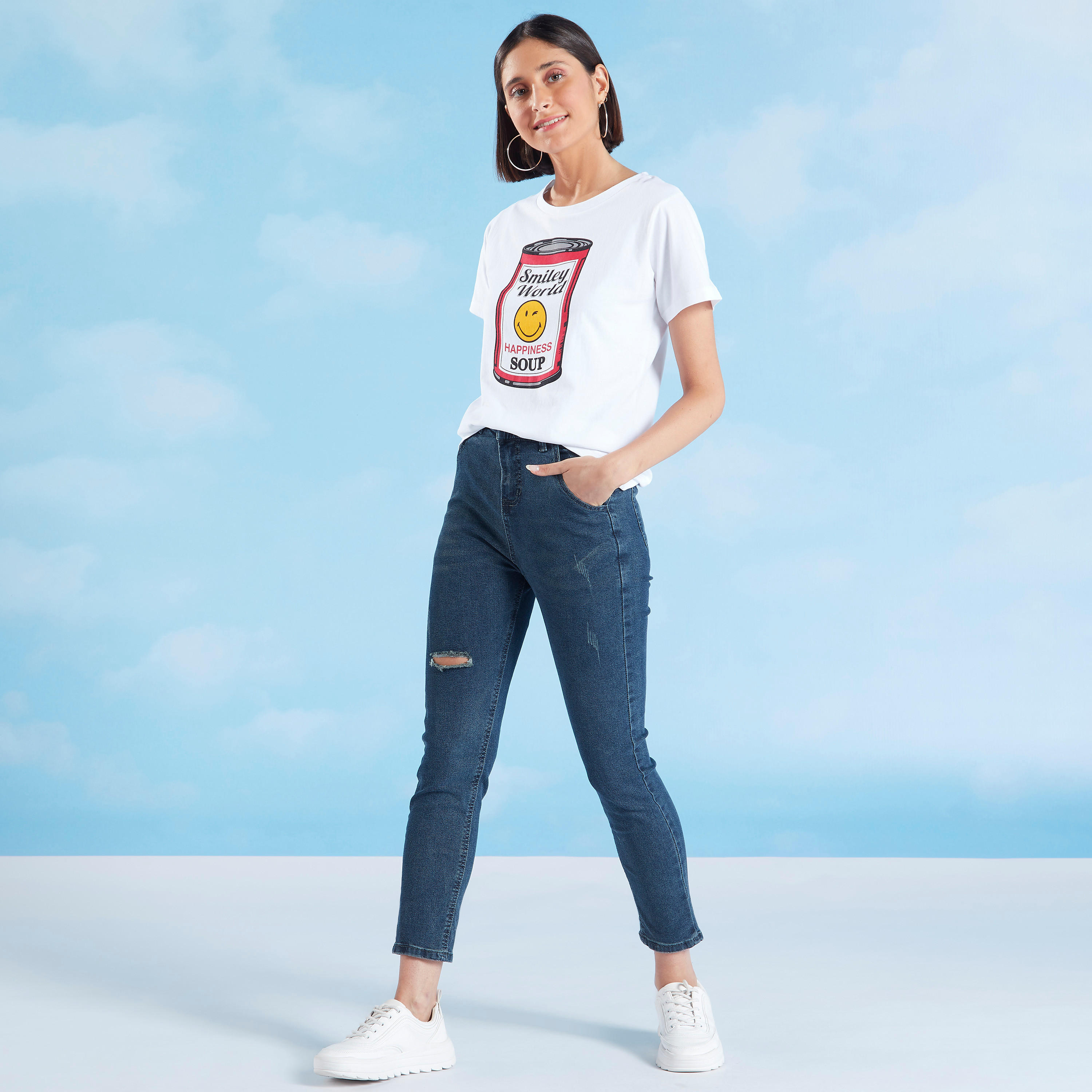 تيشيرت بياقة ضيّقة وأكمام قصيرة وطبعات سمايلي وورلد-women-clothing-tshirts-image-2