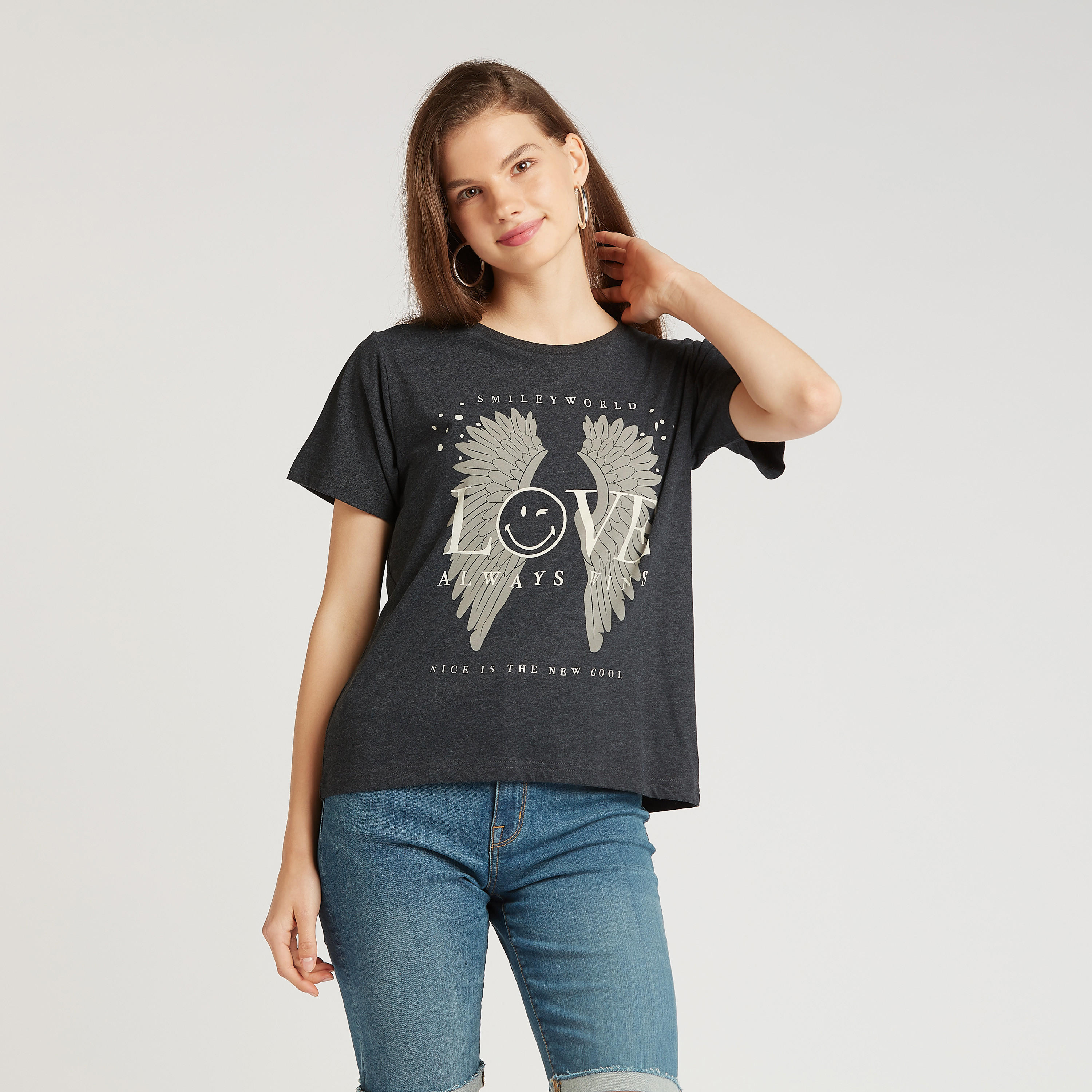 تيشيرت بياقة ضيّقة وأكمام قصيرة وطبعات سمايلي وورلد-women-clothing-tshirts-image-1
