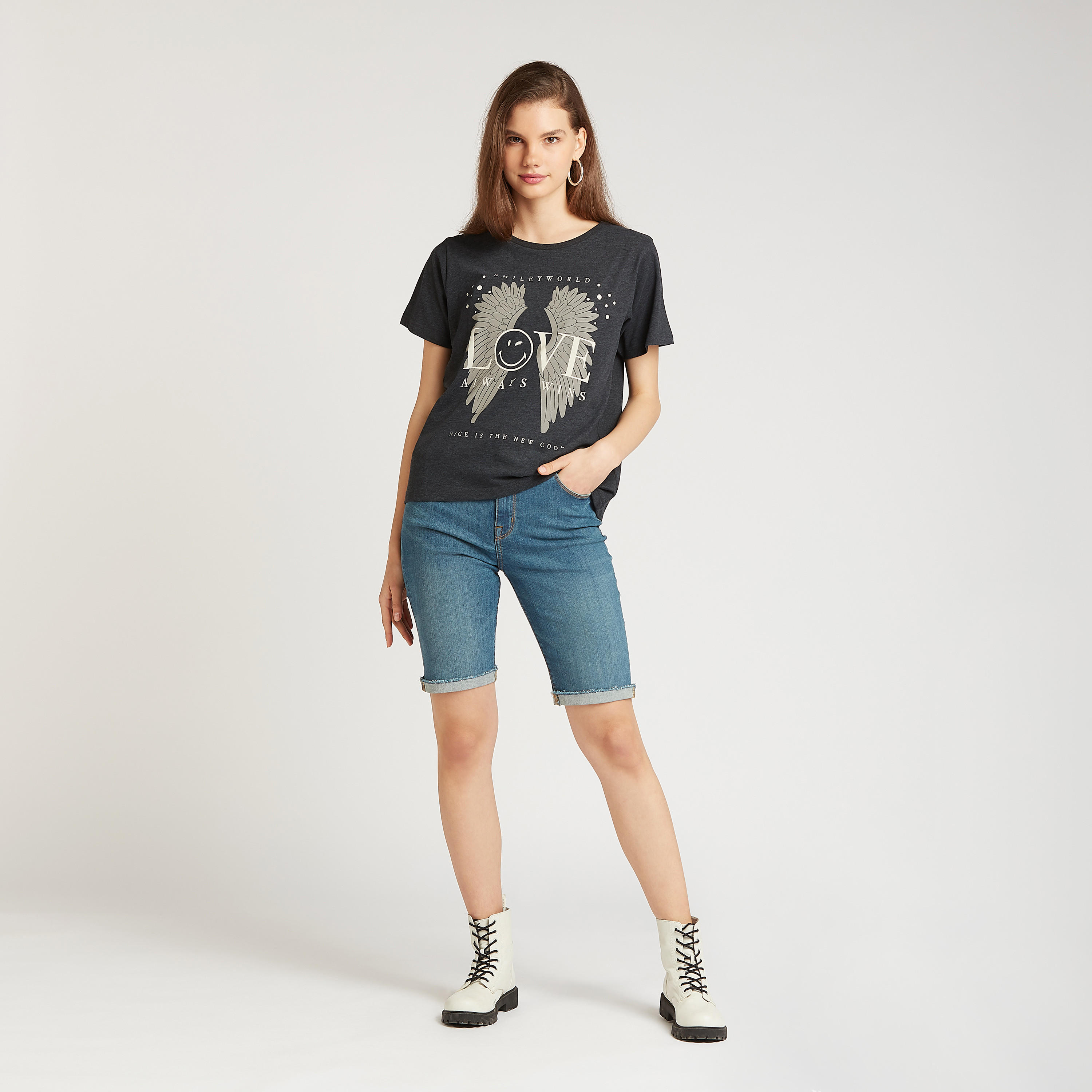 تيشيرت بياقة ضيّقة وأكمام قصيرة وطبعات سمايلي وورلد-women-clothing-tshirts-image-2