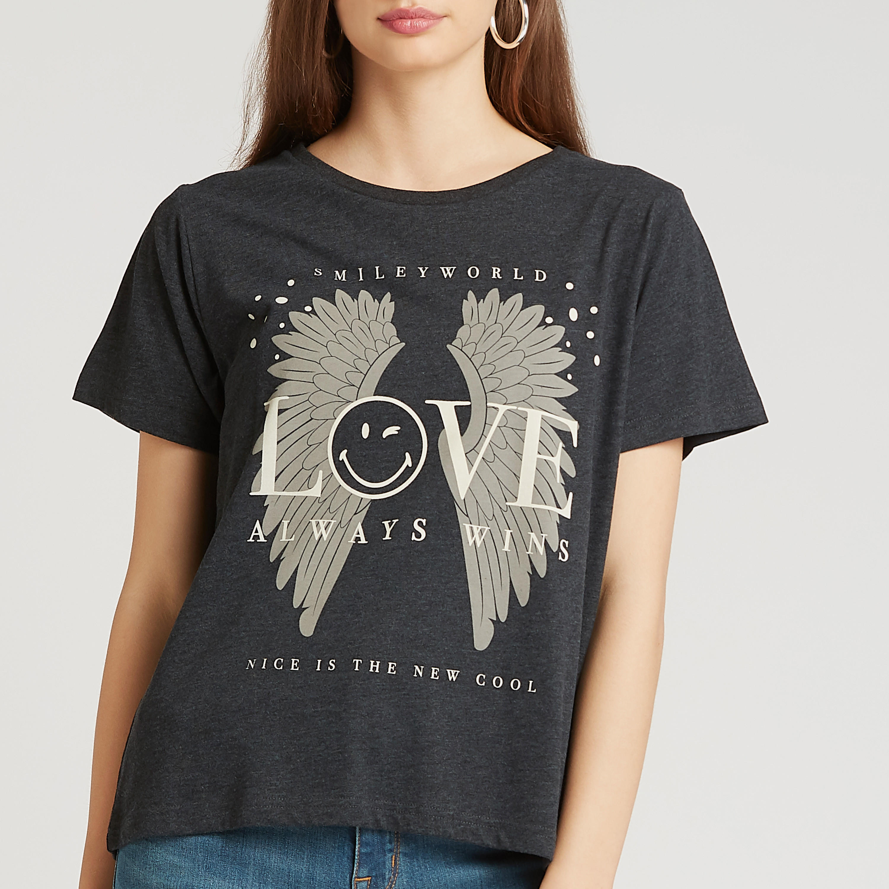 تيشيرت بياقة ضيّقة وأكمام قصيرة وطبعات سمايلي وورلد-women-clothing-tshirts-image-3