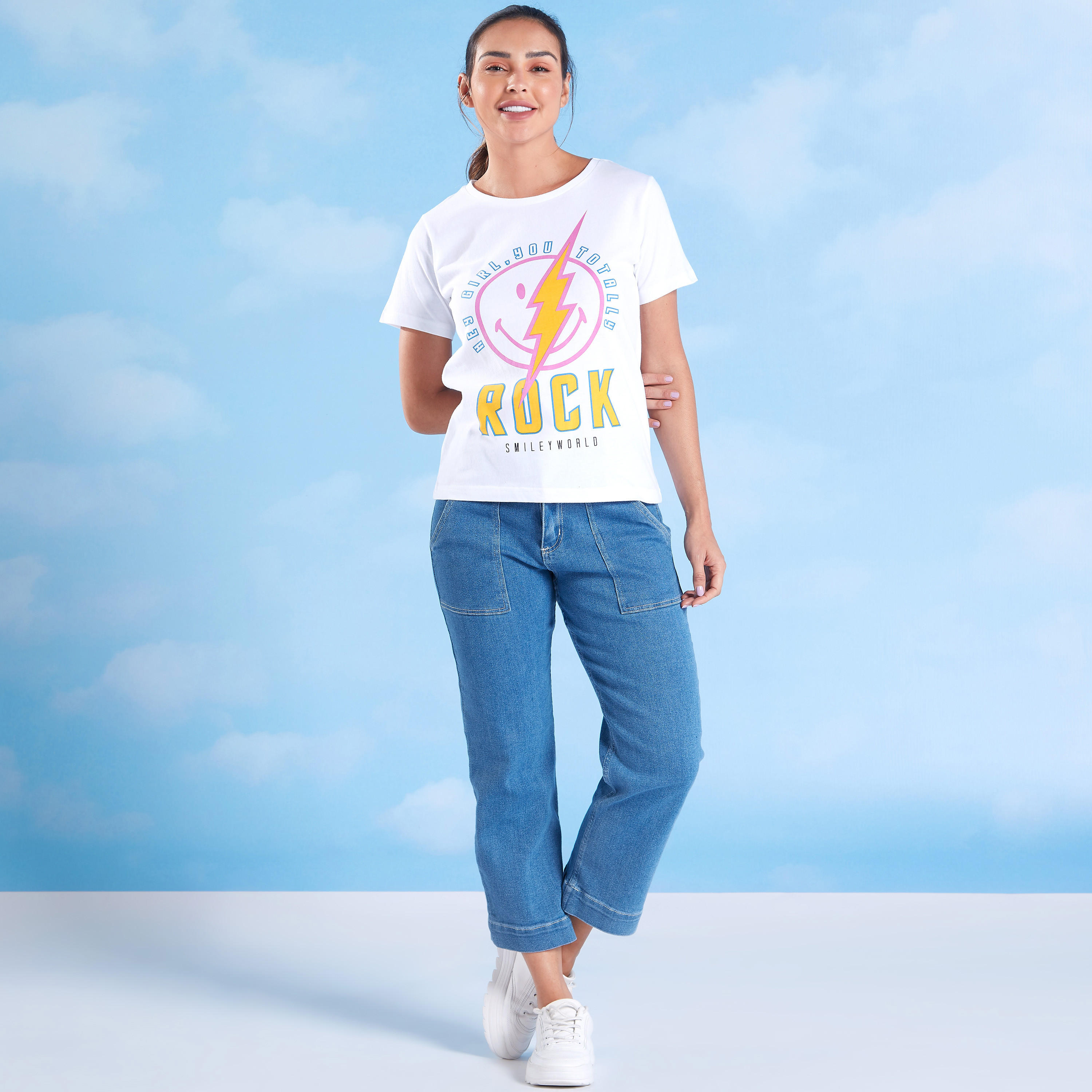 تيشيرت بياقة ضيّقة وأكمام قصيرة وطبعات سمايلي وورلد-women-clothing-tshirts-image-2
